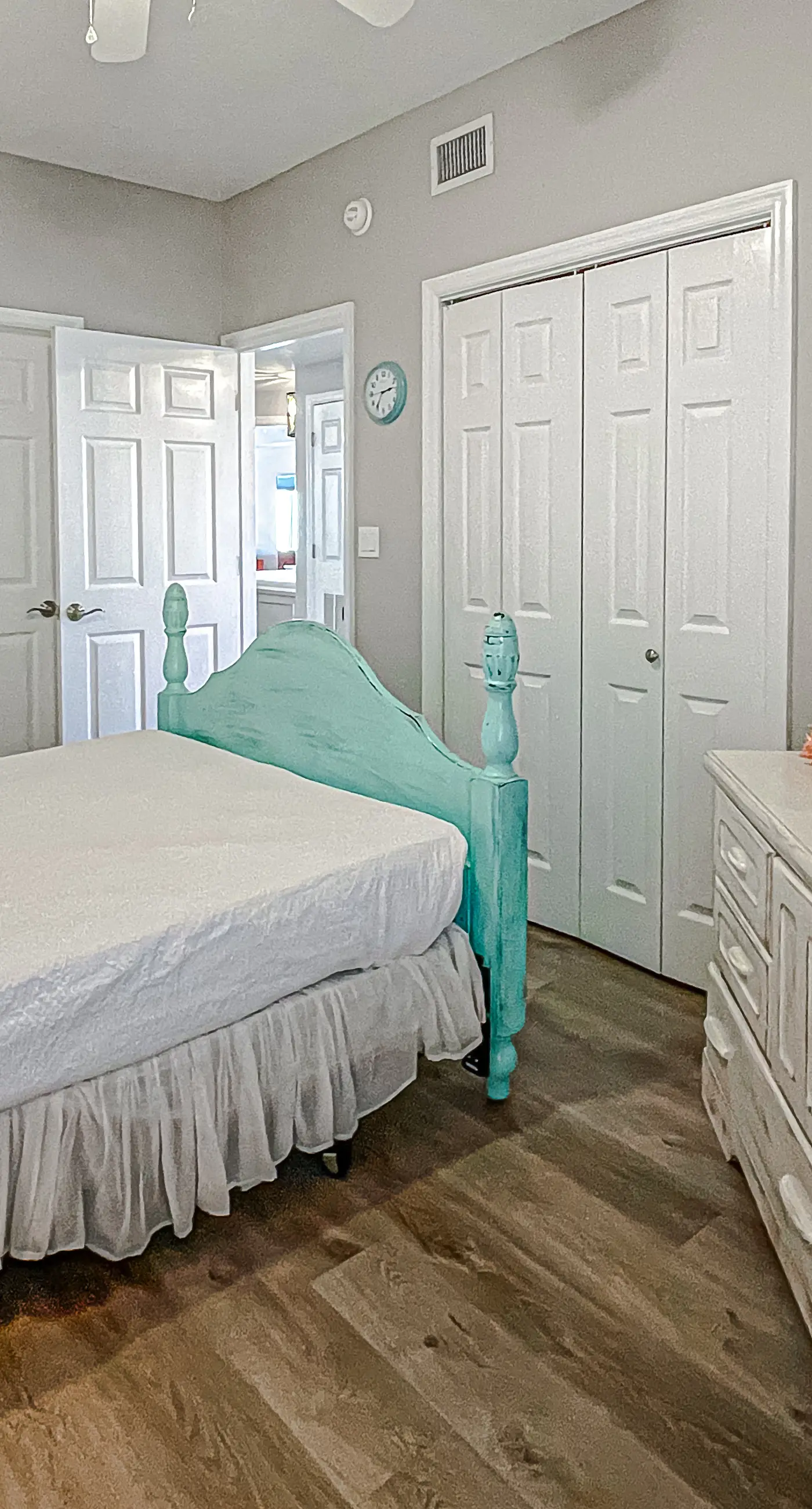 Beautifully decorated oceanfront condo with resort pool, & huge walk-in showers