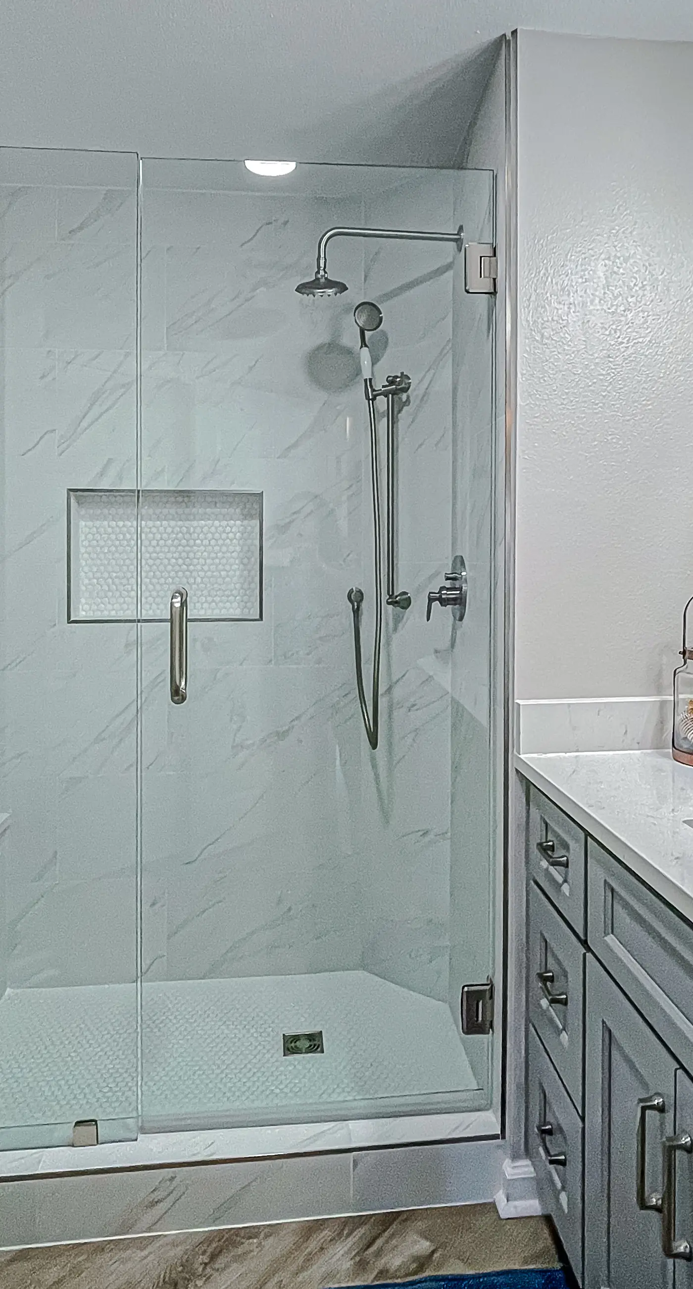 Beautifully decorated oceanfront condo with resort pool, & huge walk-in showers