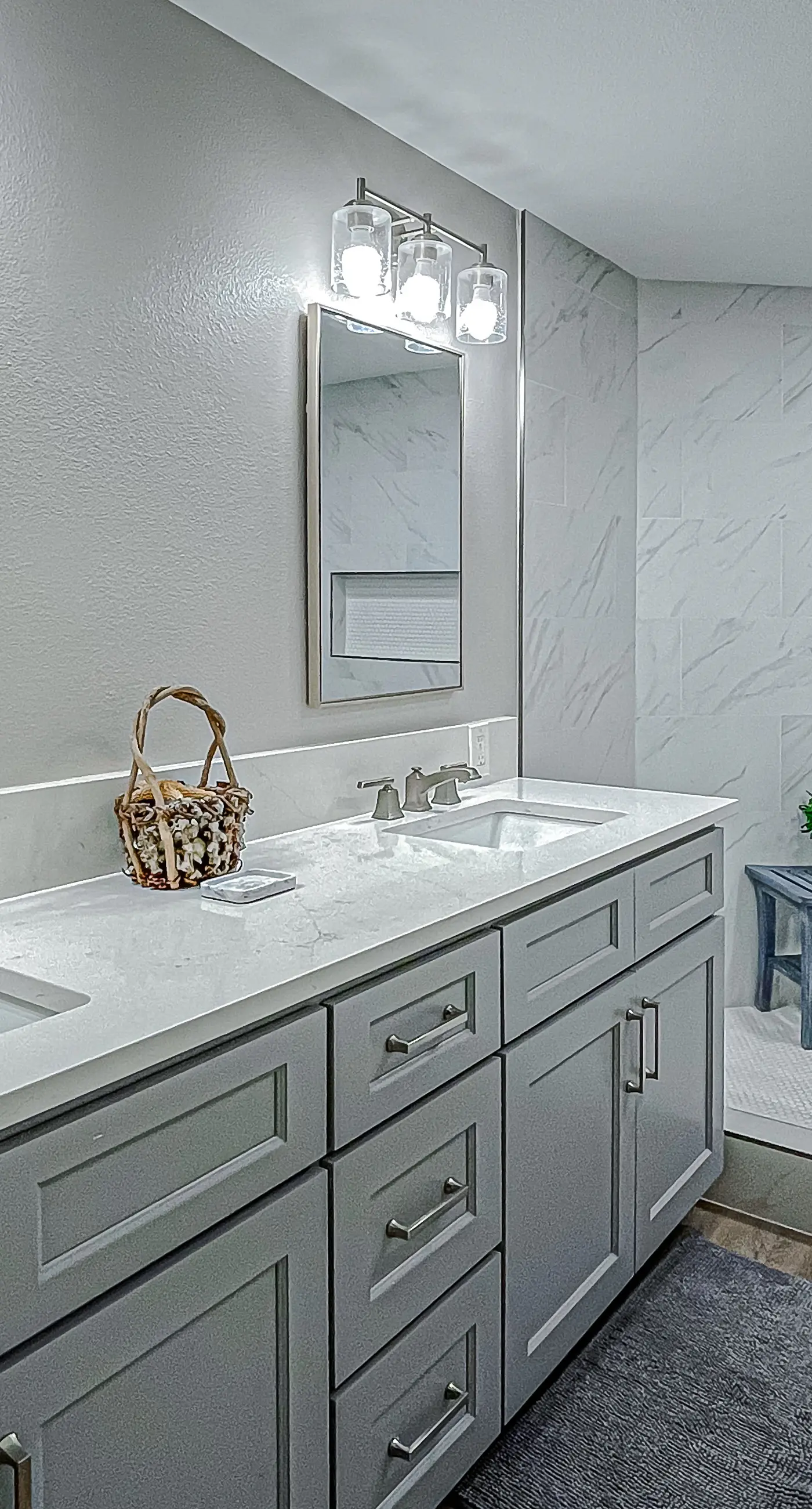 Beautifully decorated oceanfront condo with resort pool, & huge walk-in showers