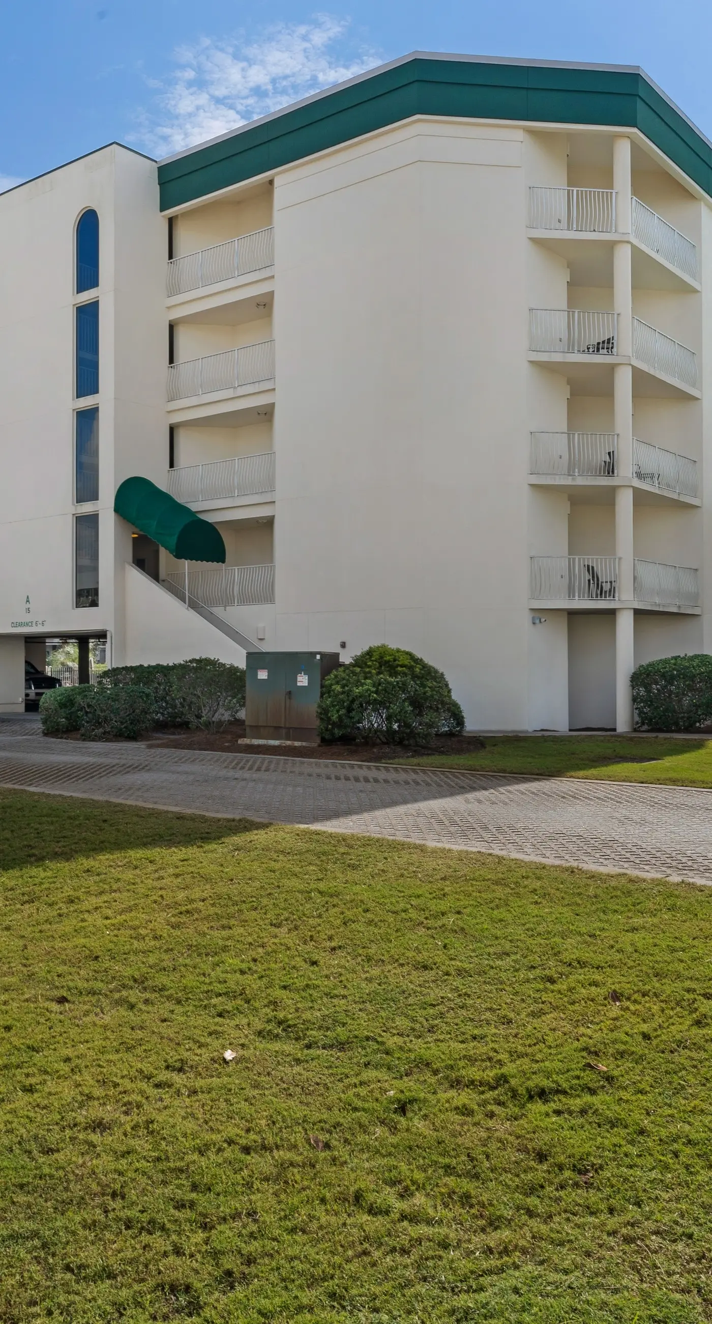 Beautifully decorated oceanfront condo with resort pool, & huge walk-in showers