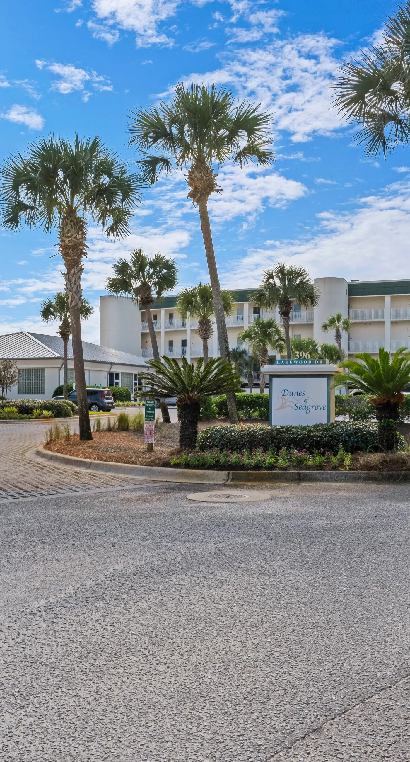 Beautifully decorated oceanfront condo with resort pool, & huge walk-in showers