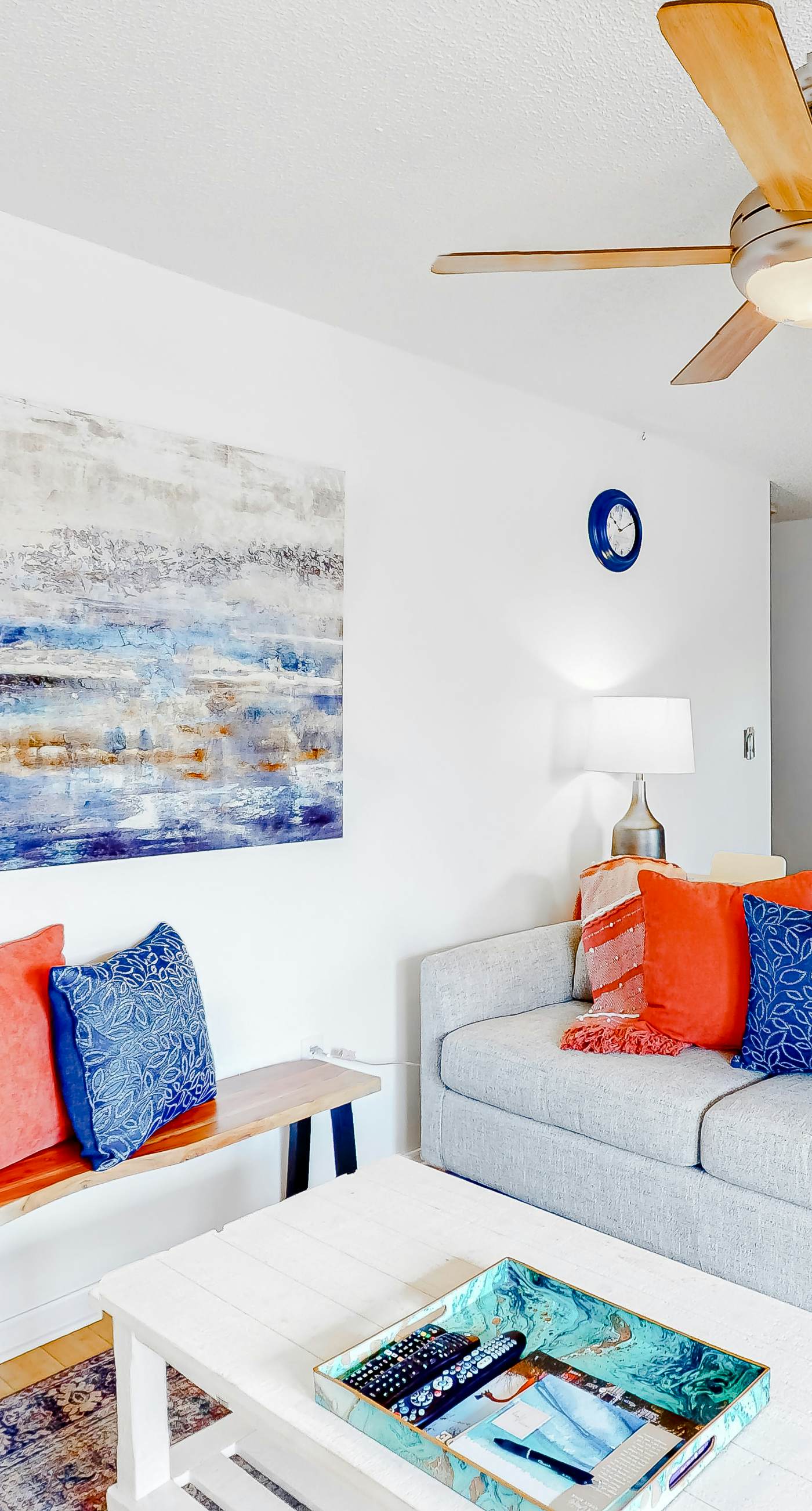 Ground-floor condo 1/2 block from the beach with patio, central AC, pool & WiFi