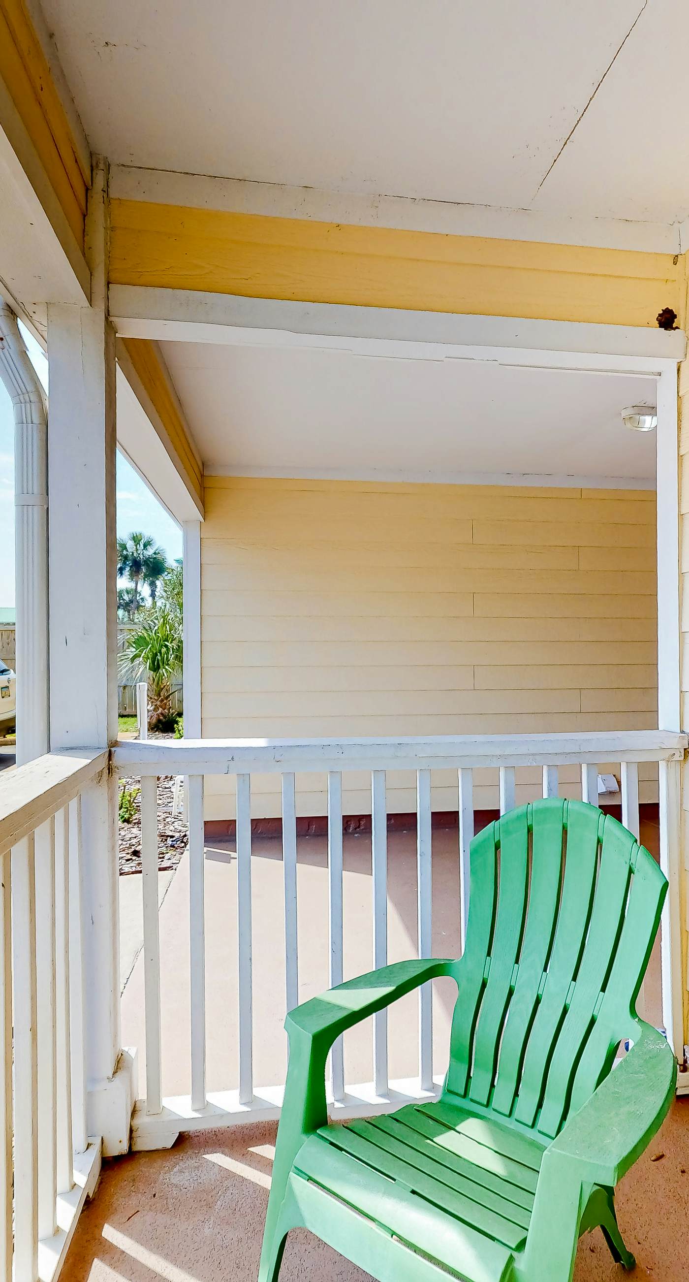 Ground-floor condo 1/2 block from the beach with patio, central AC, pool & WiFi