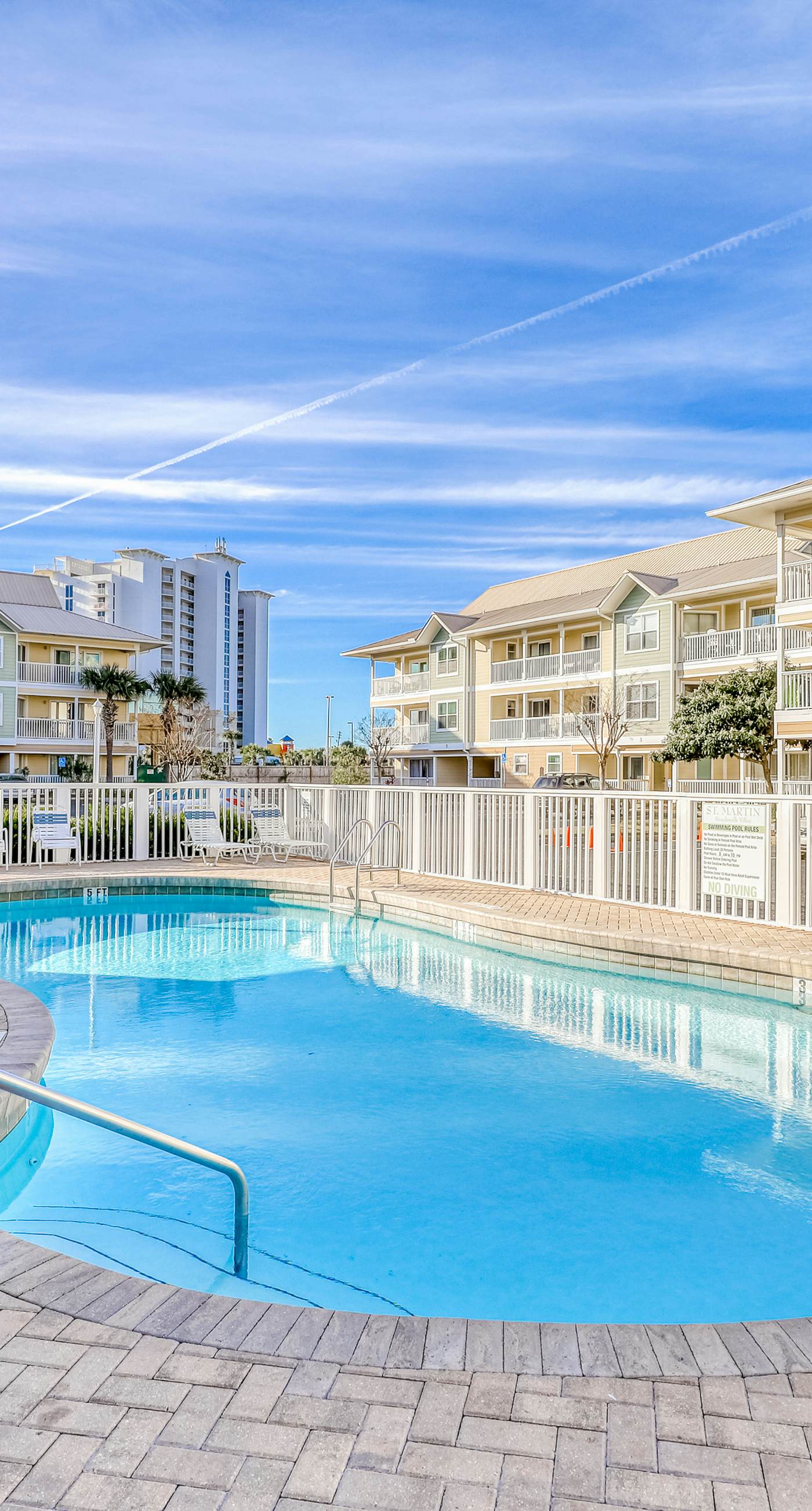 Ground-floor condo 1/2 block from the beach with patio, central AC, pool & WiFi