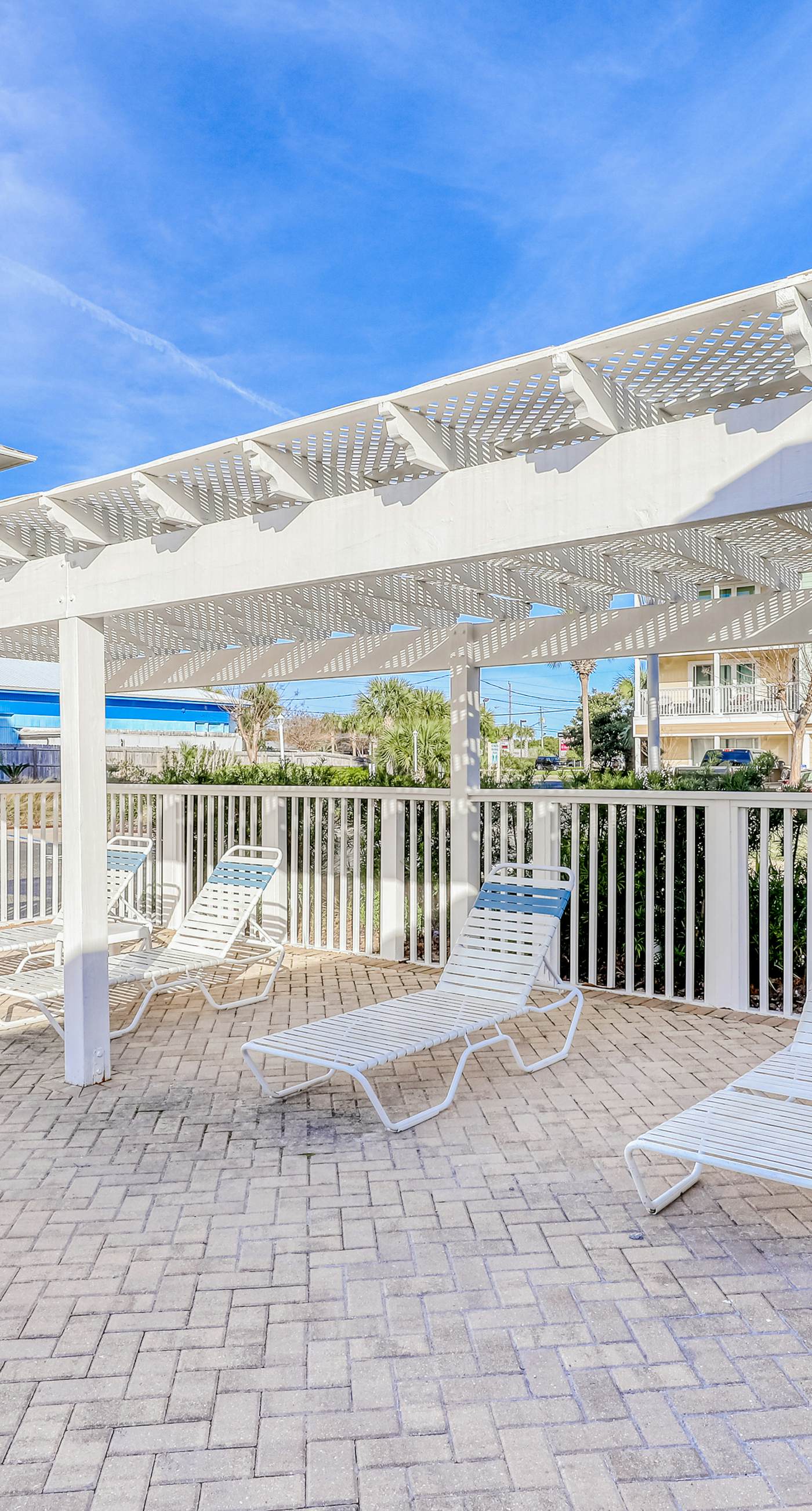 Ground-floor condo 1/2 block from the beach with patio, central AC, pool & WiFi