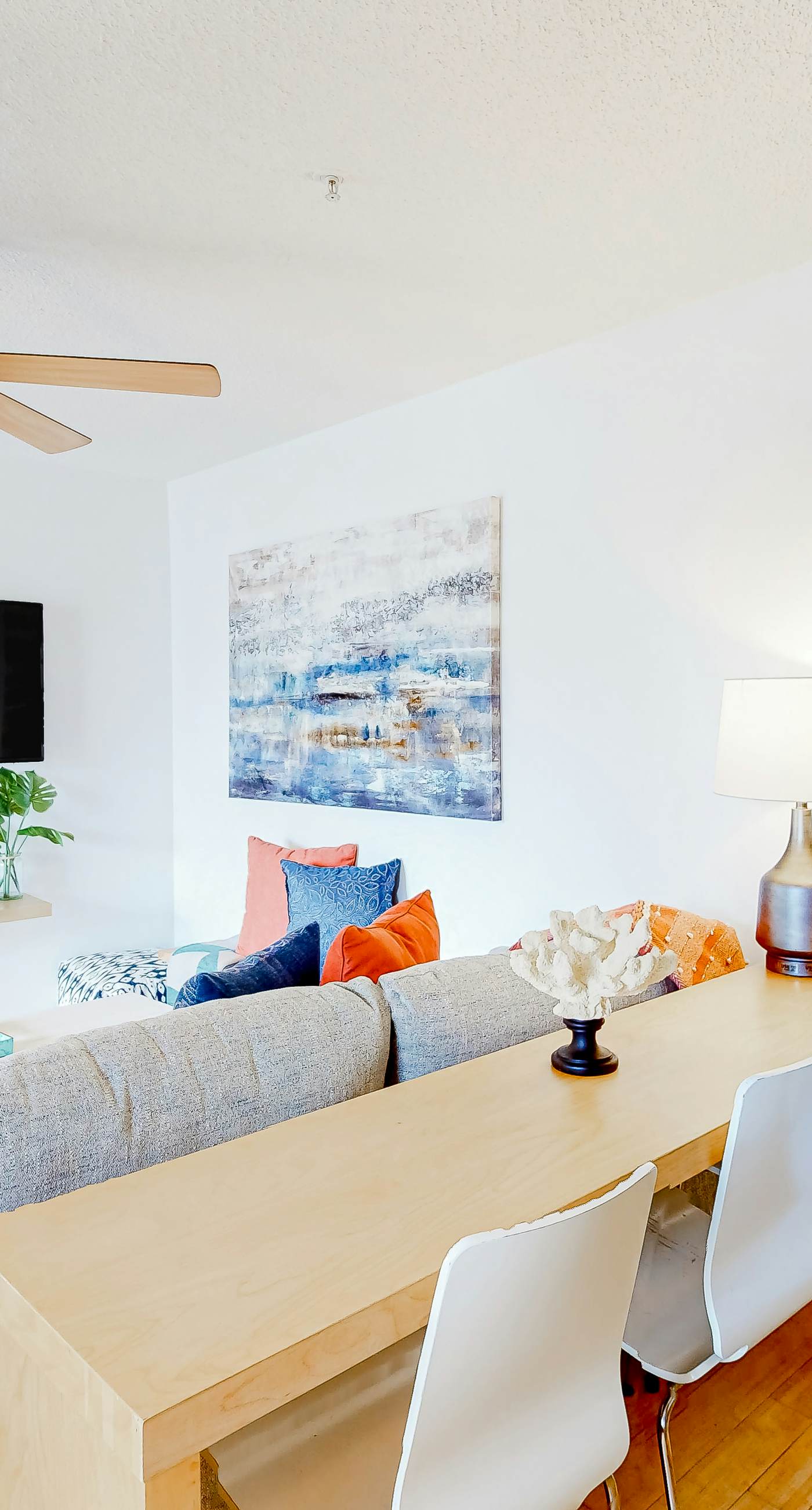 Ground-floor condo 1/2 block from the beach with patio, central AC, pool & WiFi