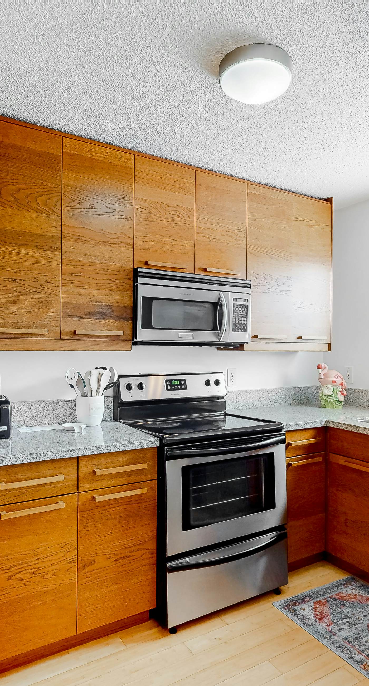 Ground-floor condo 1/2 block from the beach with patio, central AC, pool & WiFi