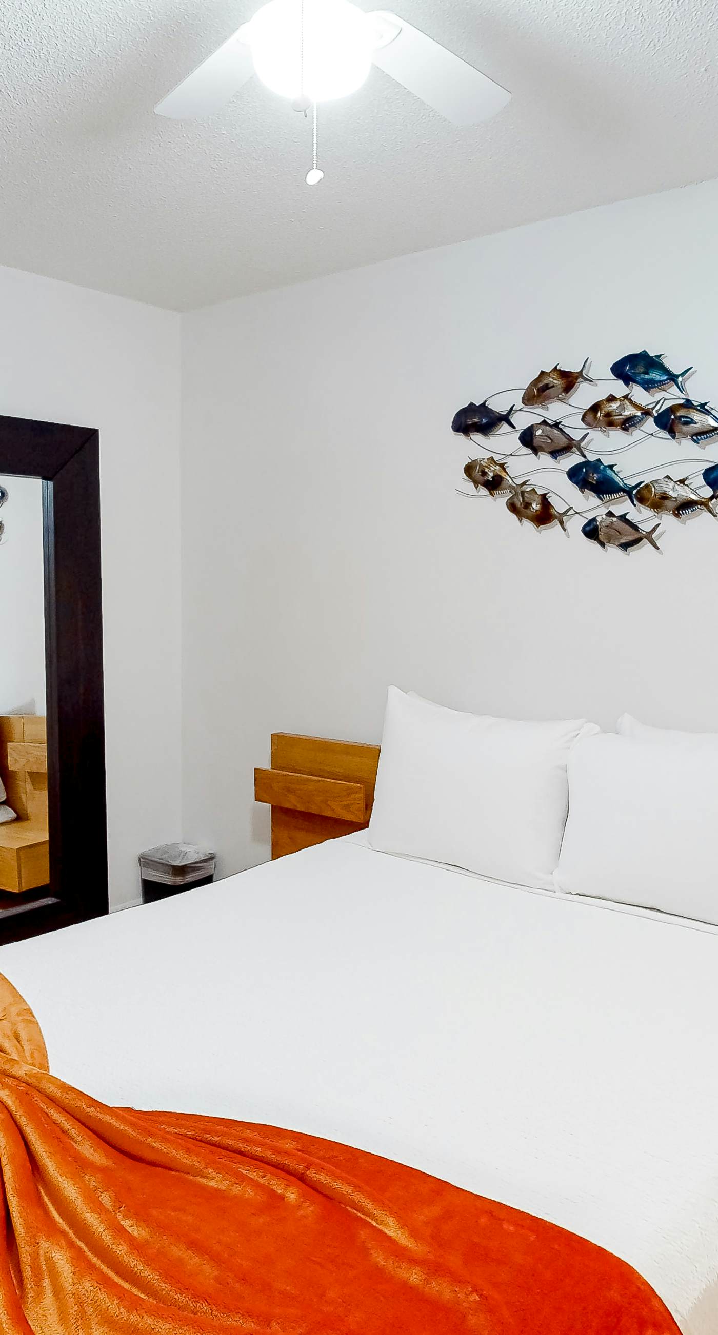 Ground-floor condo 1/2 block from the beach with patio, central AC, pool & WiFi