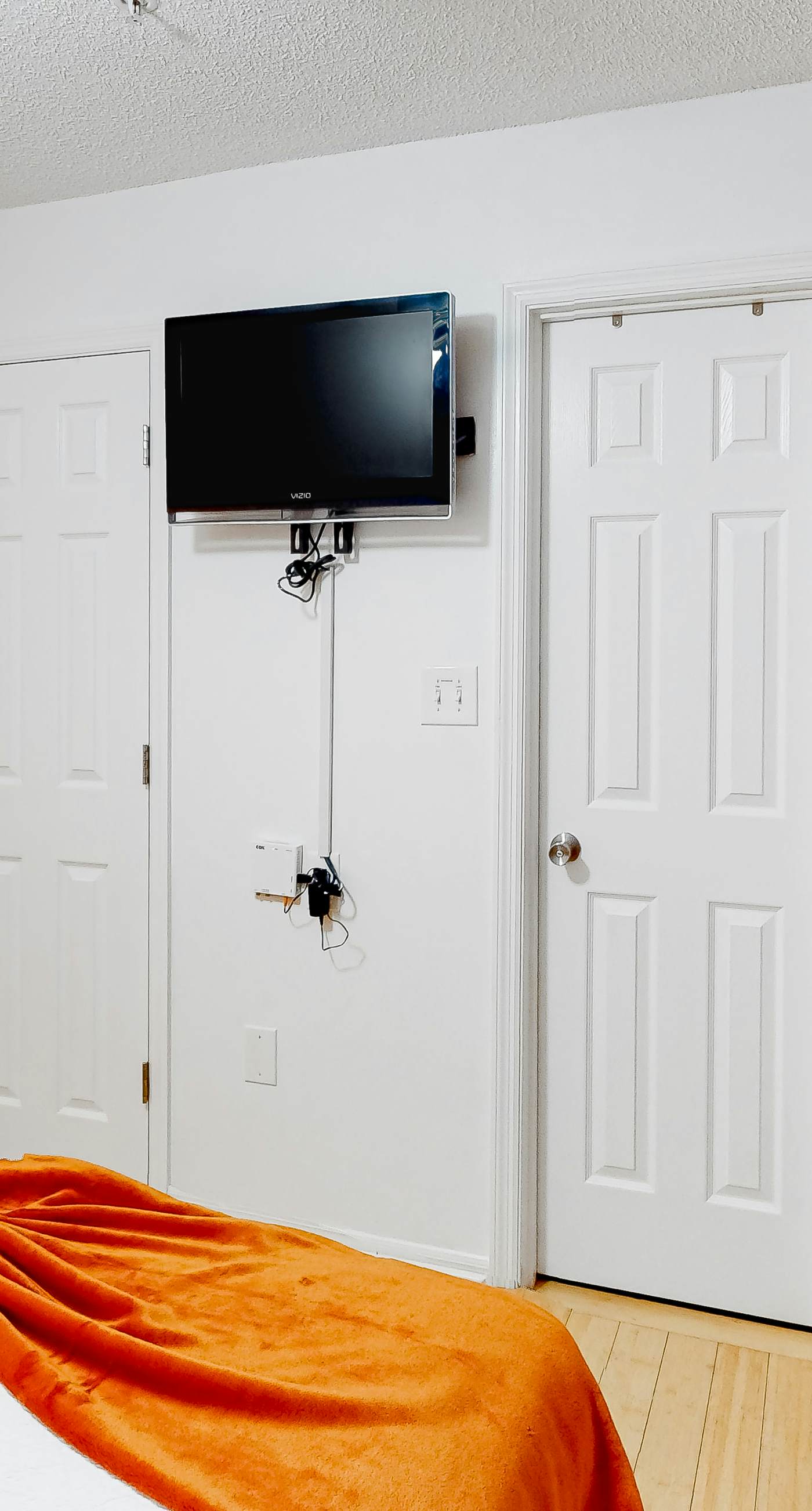 Ground-floor condo 1/2 block from the beach with patio, central AC, pool & WiFi