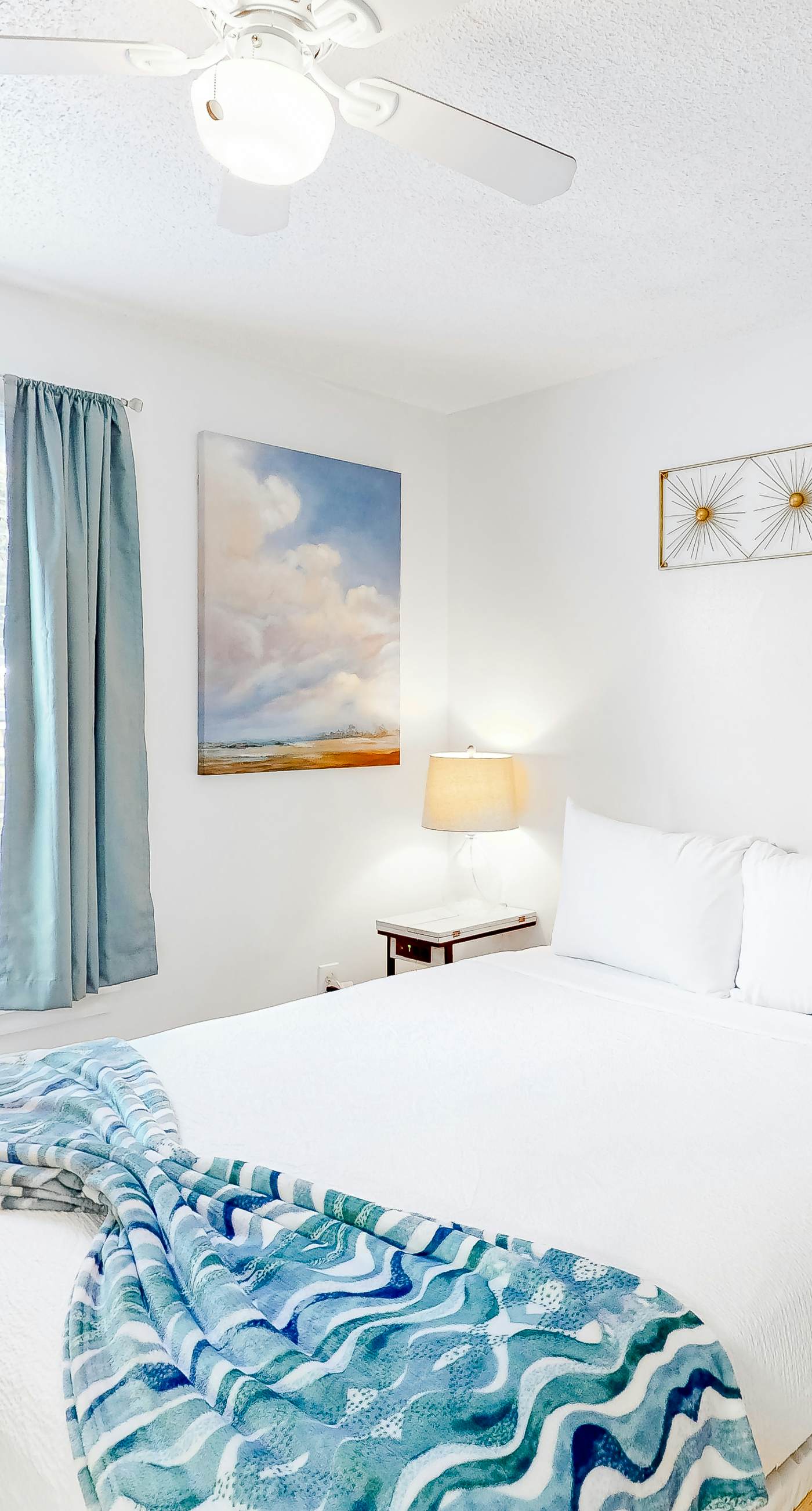 Ground-floor condo 1/2 block from the beach with patio, central AC, pool & WiFi