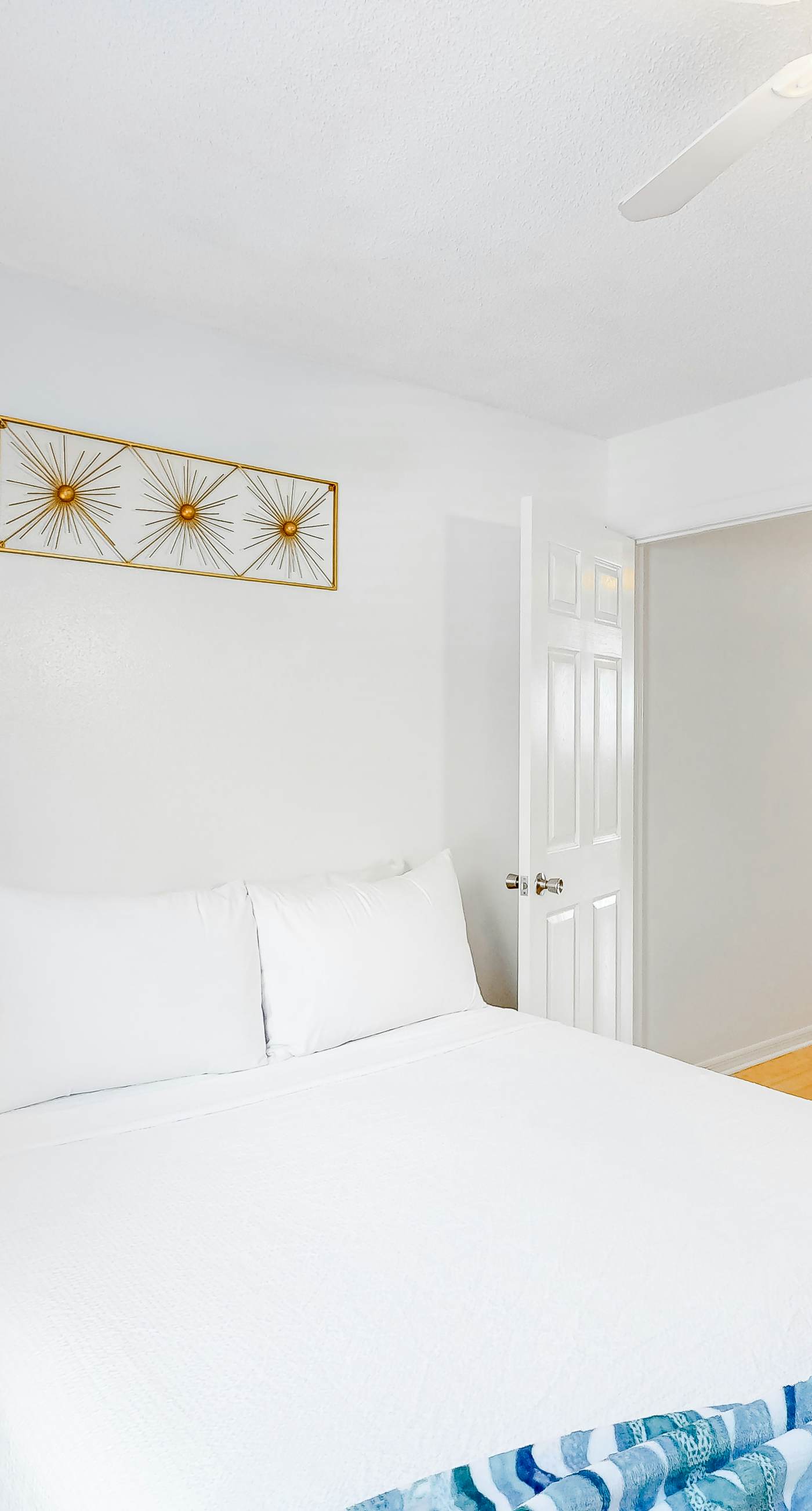 Ground-floor condo 1/2 block from the beach with patio, central AC, pool & WiFi