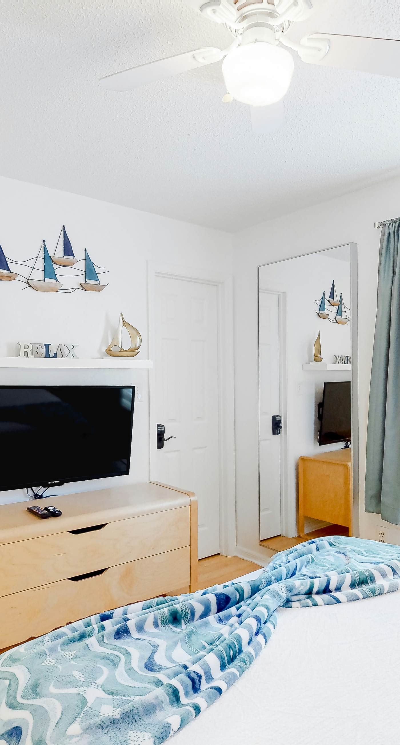 Ground-floor condo 1/2 block from the beach with patio, central AC, pool & WiFi