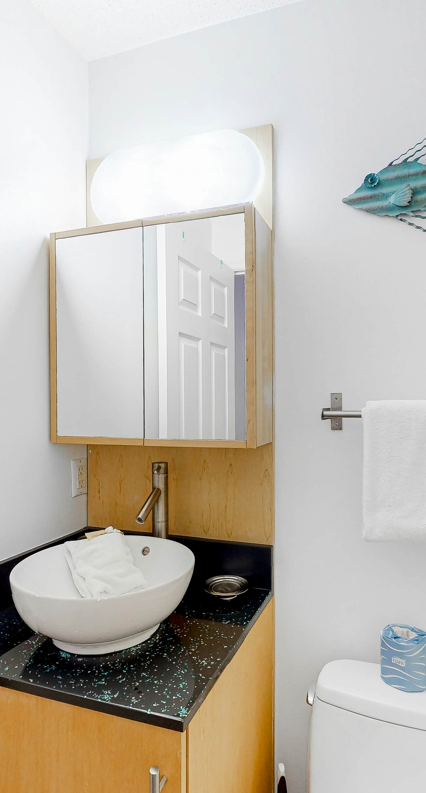 Ground-floor condo 1/2 block from the beach with patio, central AC, pool & WiFi