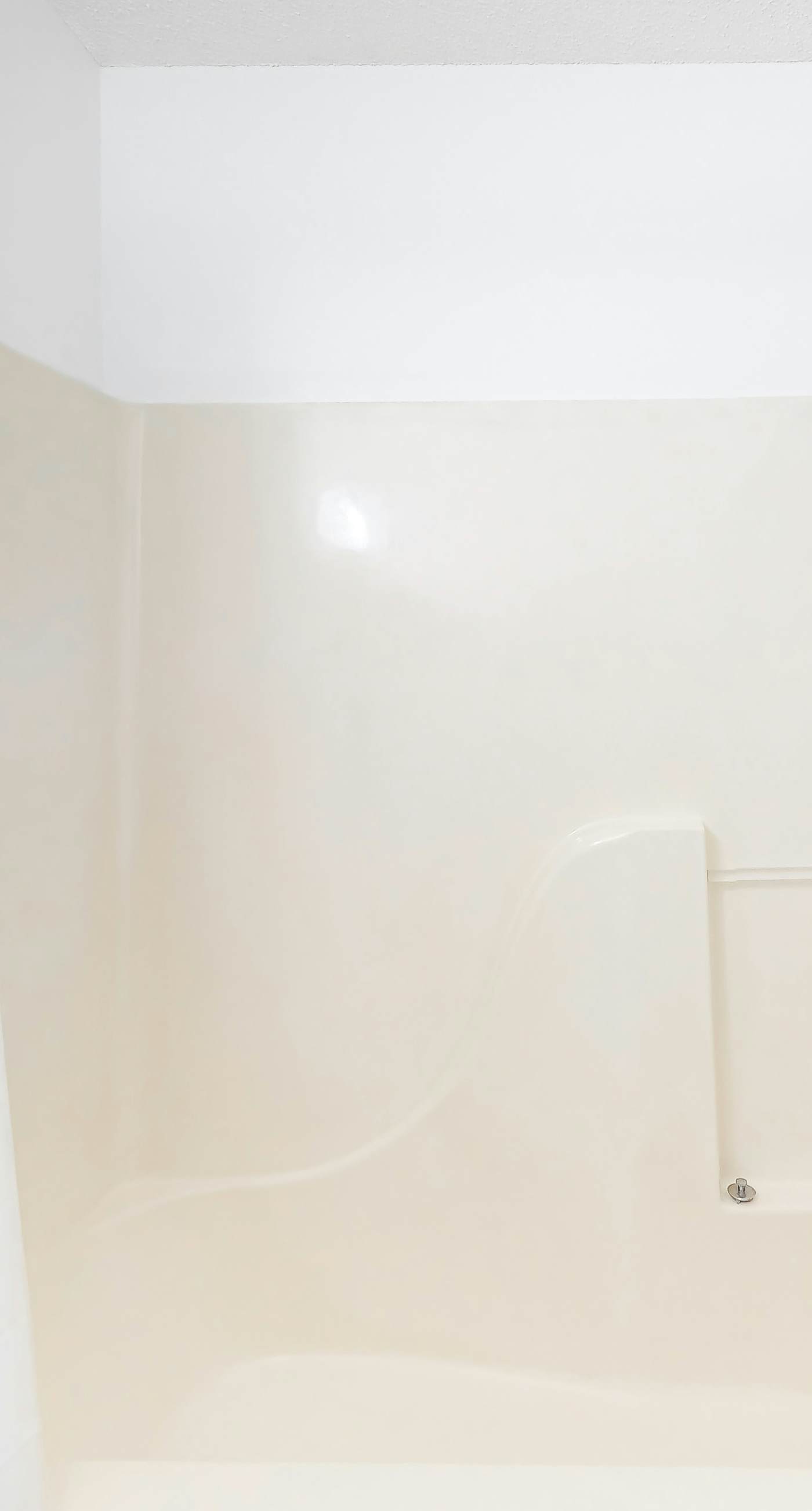 Ground-floor condo 1/2 block from the beach with patio, central AC, pool & WiFi