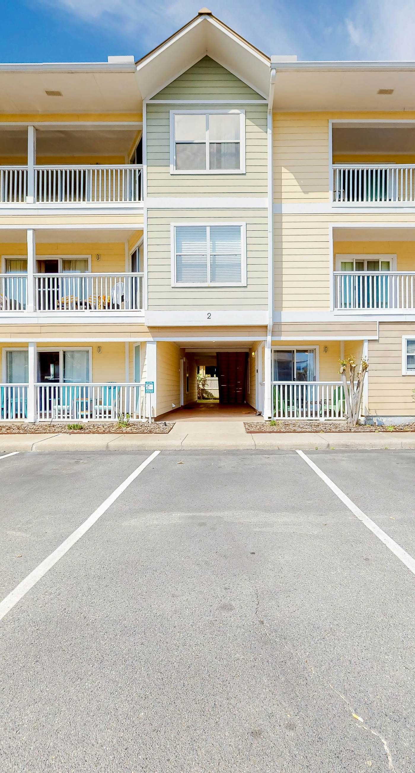 Ground-floor condo 1/2 block from the beach with patio, central AC, pool & WiFi
