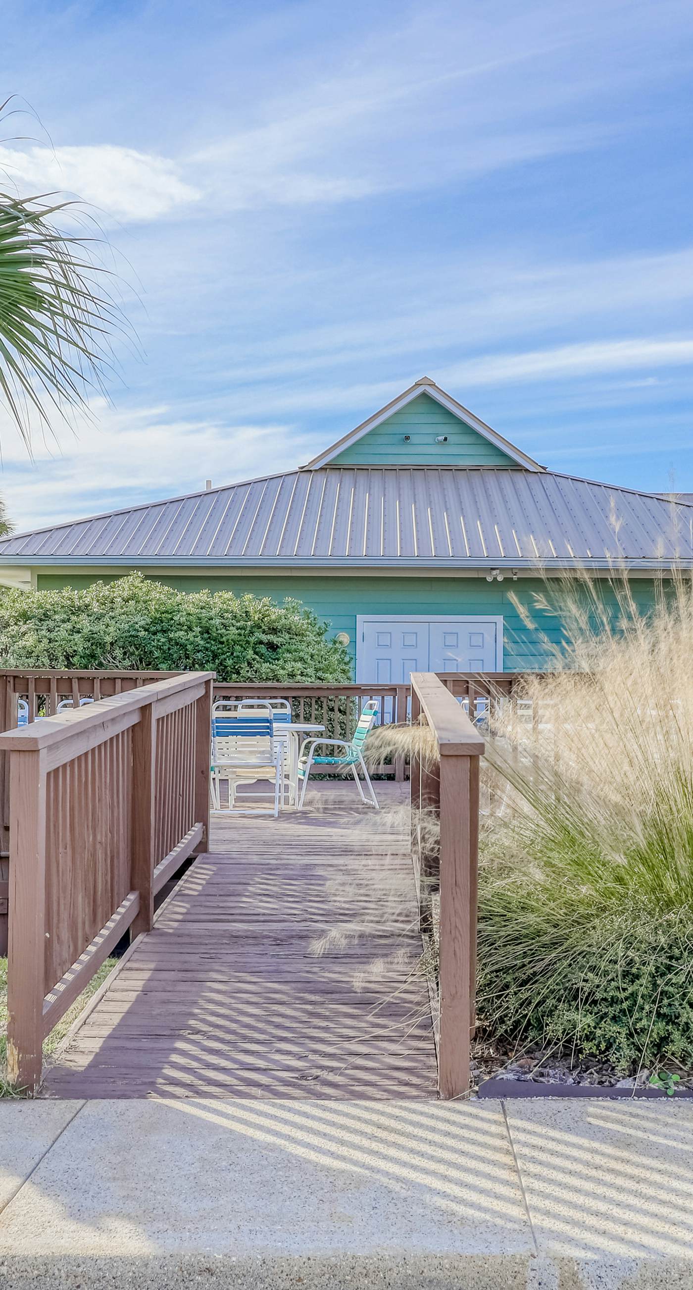 Ground-floor condo 1/2 block from the beach with patio, central AC, pool & WiFi