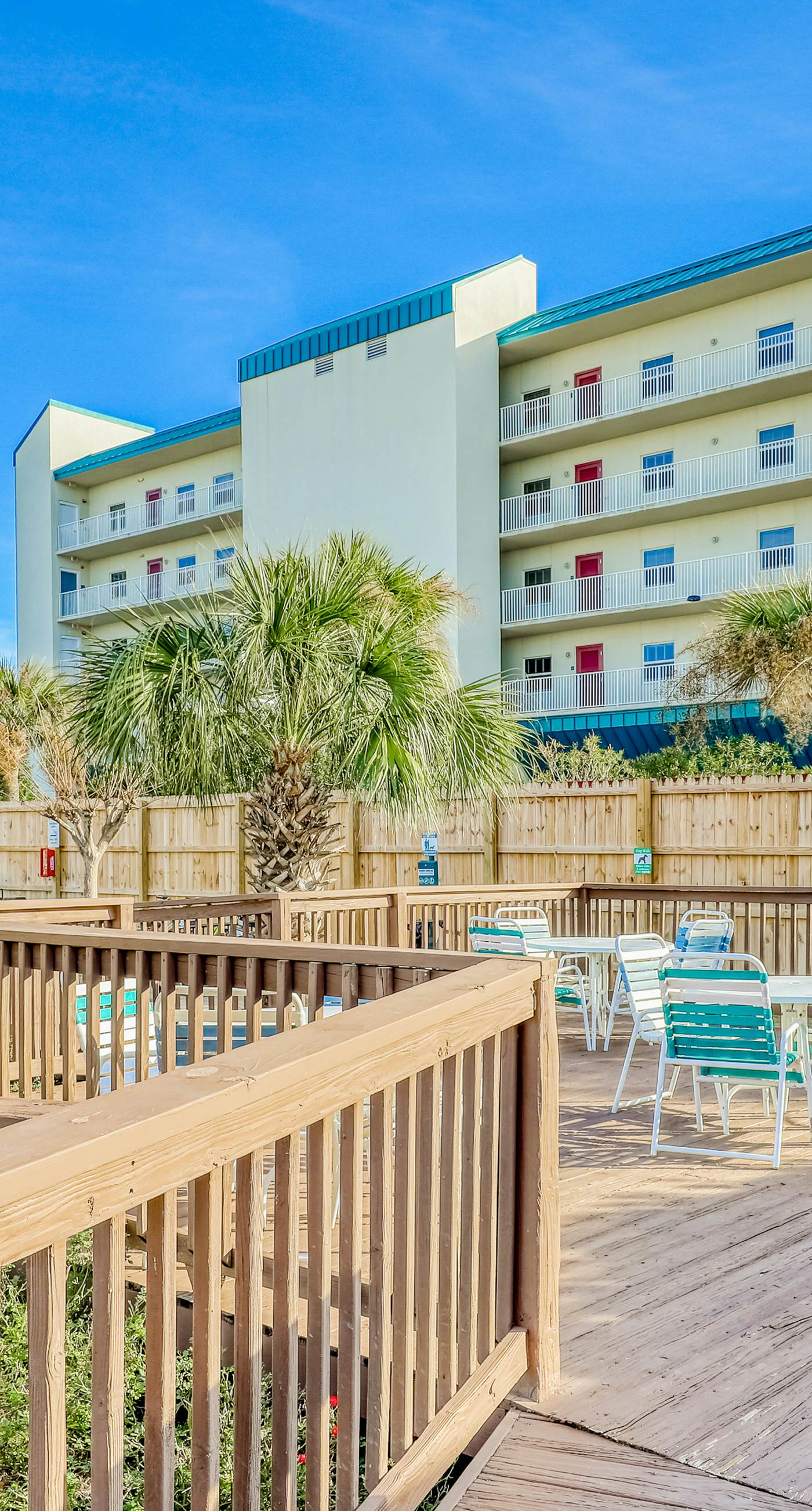 Ground-floor condo 1/2 block from the beach with patio, central AC, pool & WiFi
