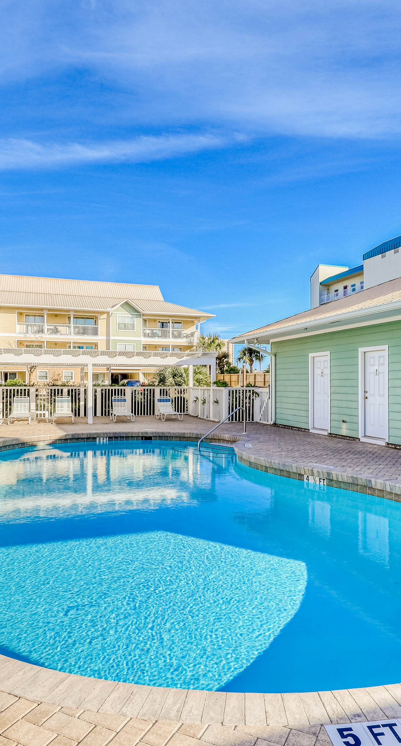 Ground-floor condo 1/2 block from the beach with patio, central AC, pool & WiFi