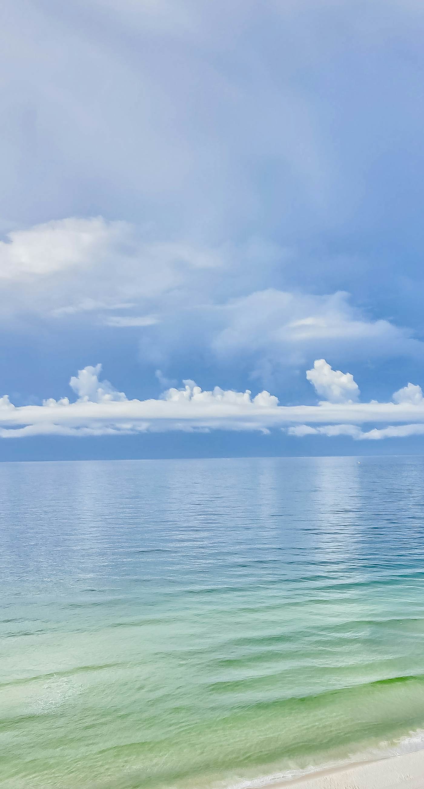 Ground-floor condo 1/2 block from the beach with patio, central AC, pool & WiFi