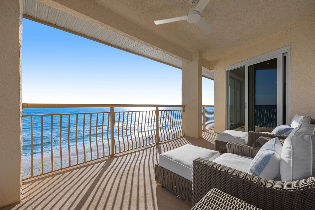 Beachy Keen -Luxuriously renovated condo with Gulf views, beach access, pool, & hot tub