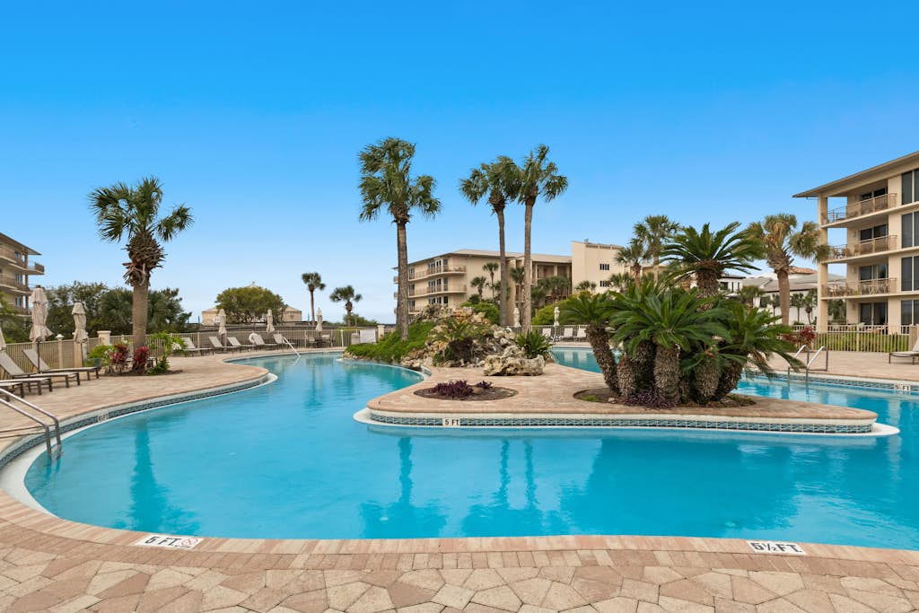 Beachy Keen -Luxuriously renovated condo with Gulf views, beach access, pool, & hot tub