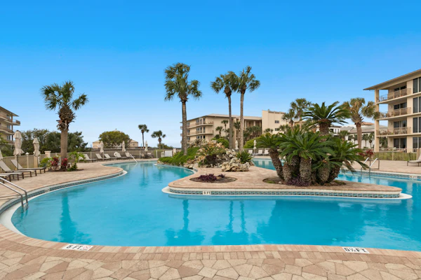 Beachy Keen -Luxuriously renovated condo with Gulf views, beach access, pool, & hot tub