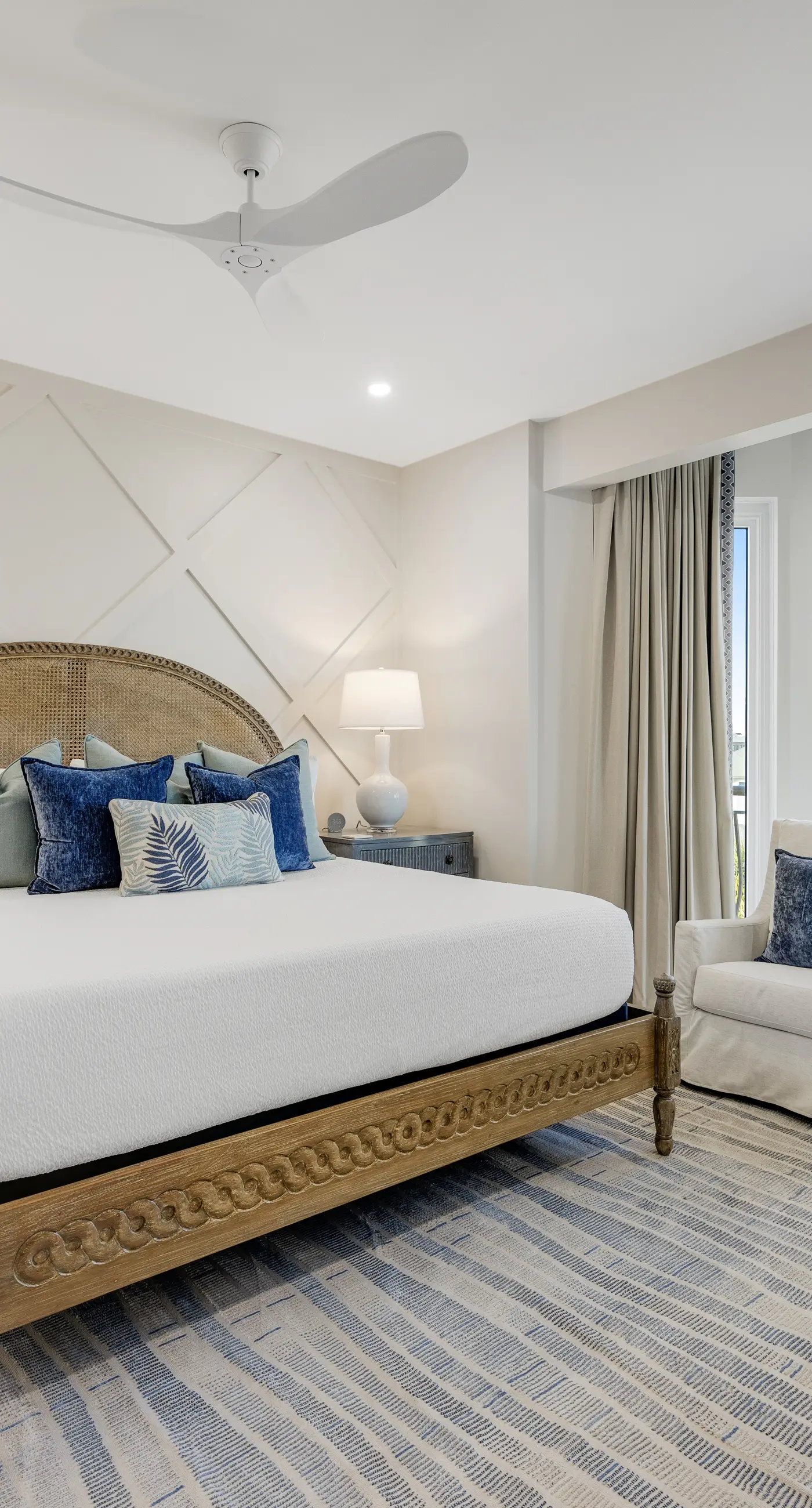 Luxuriously renovated condo with Gulf views, beach access, pool, & hot tub