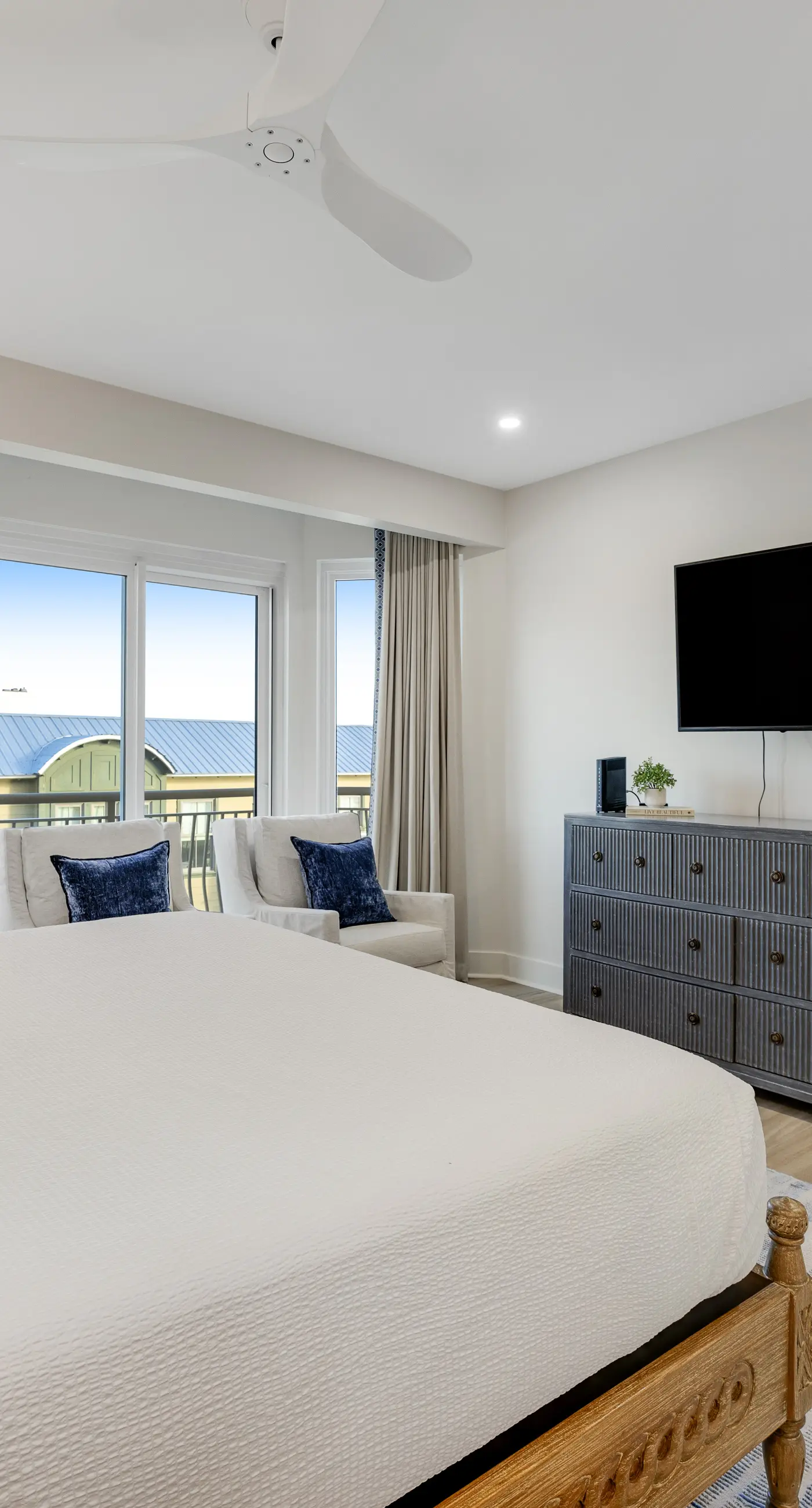 Luxuriously renovated condo with Gulf views, beach access, pool, & hot tub