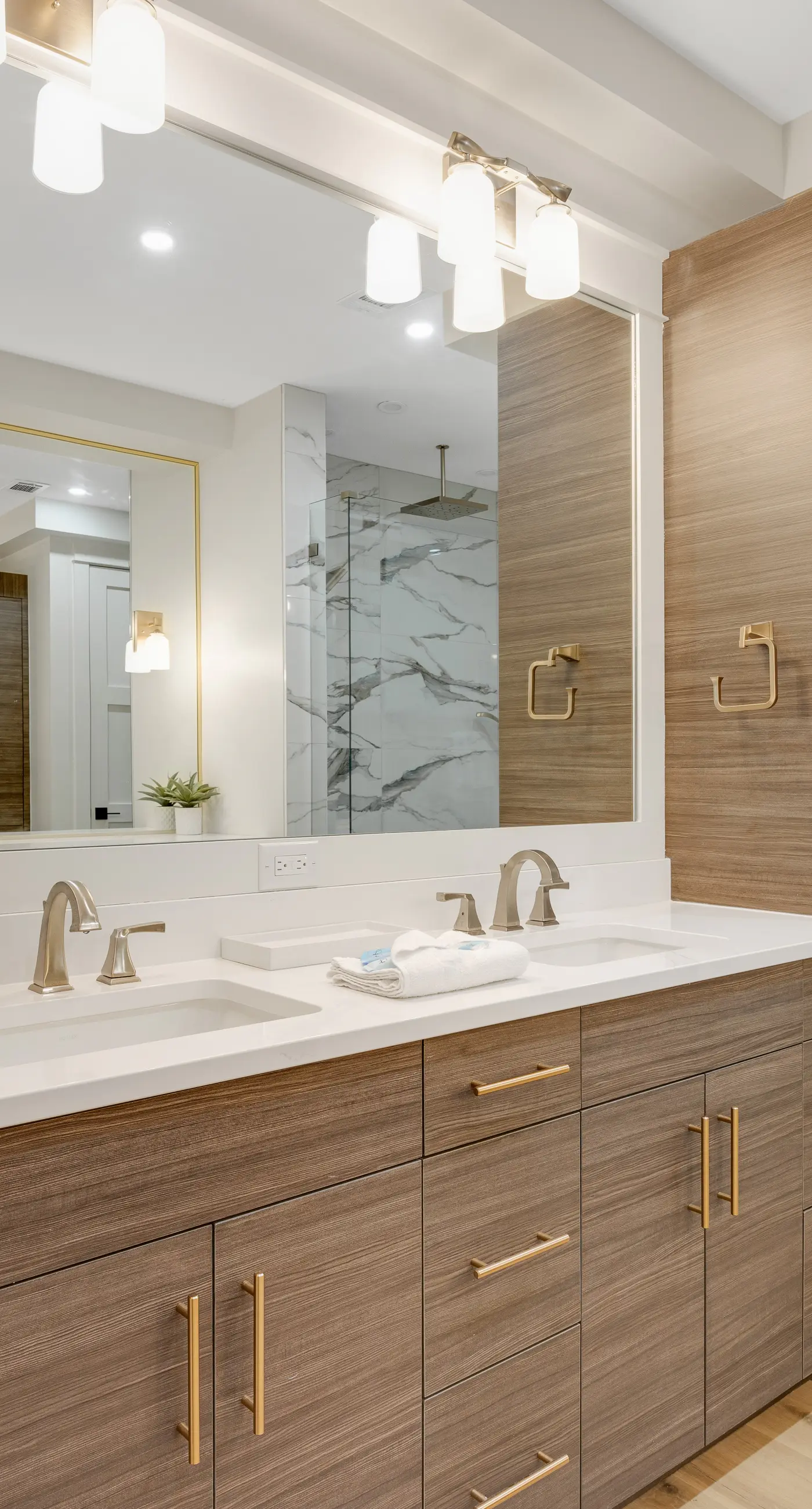 Luxuriously renovated condo with Gulf views, beach access, pool, & hot tub