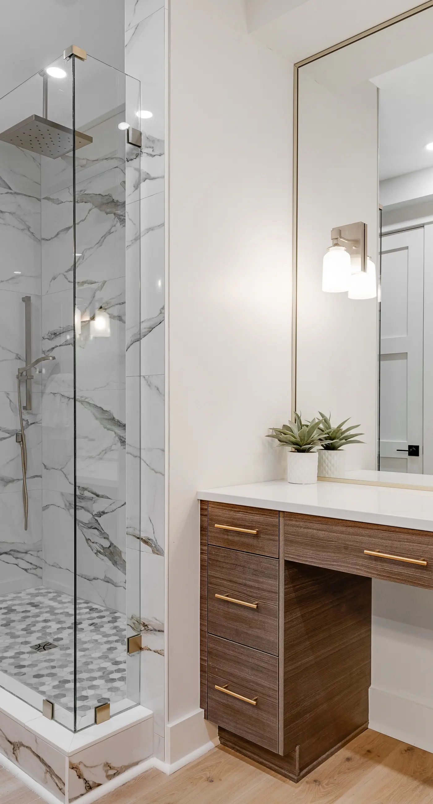 Luxuriously renovated condo with Gulf views, beach access, pool, & hot tub