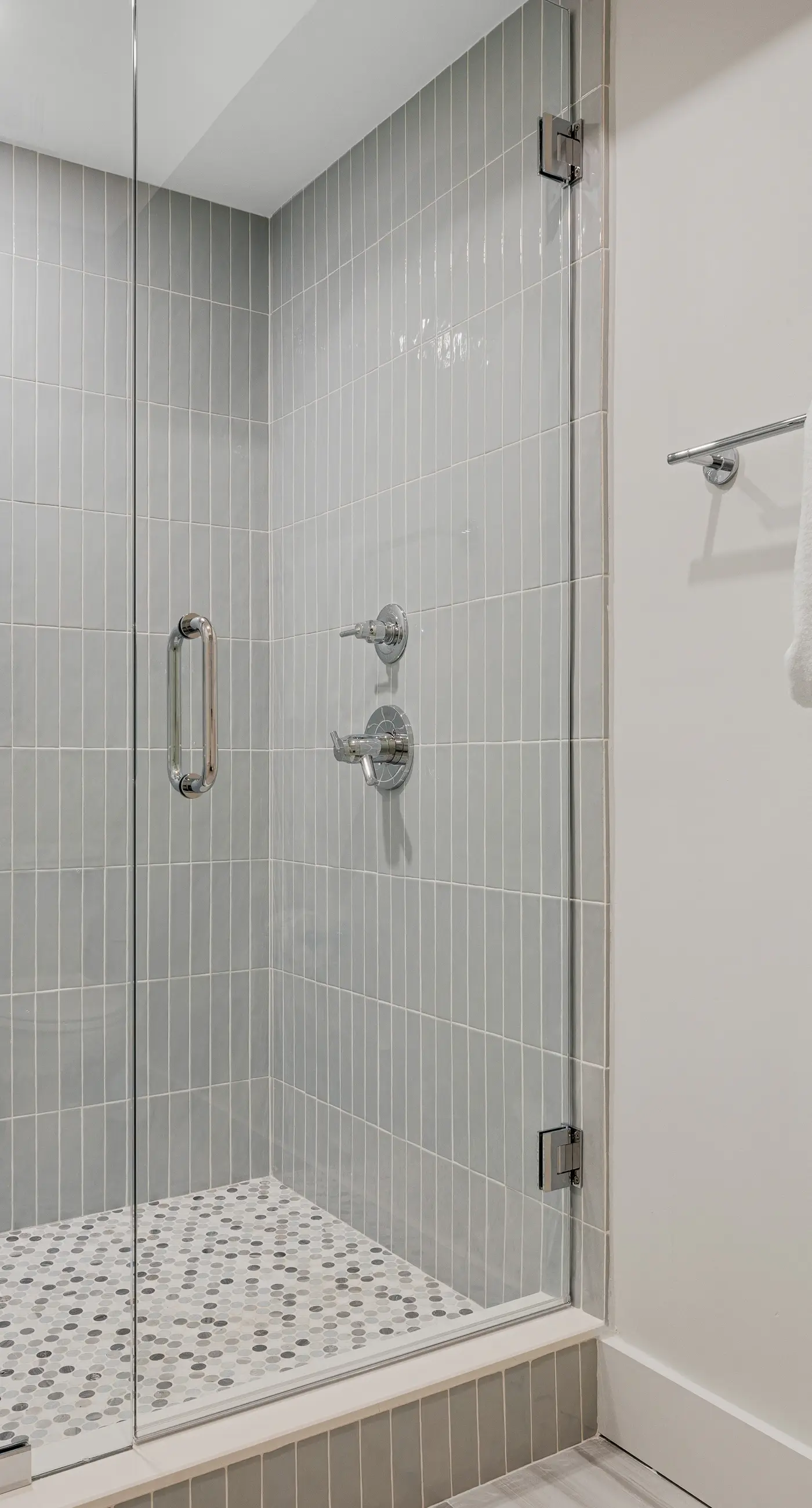 Luxuriously renovated condo with Gulf views, beach access, pool, & hot tub