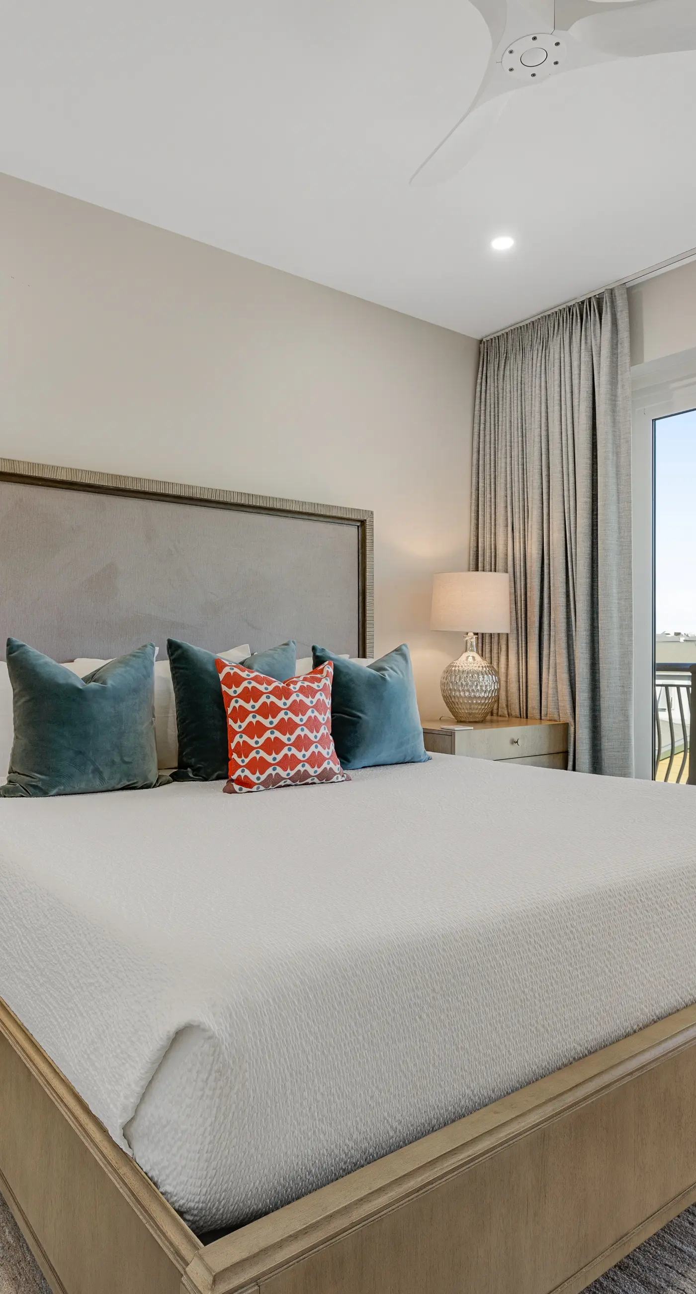 Luxuriously renovated condo with Gulf views, beach access, pool, & hot tub