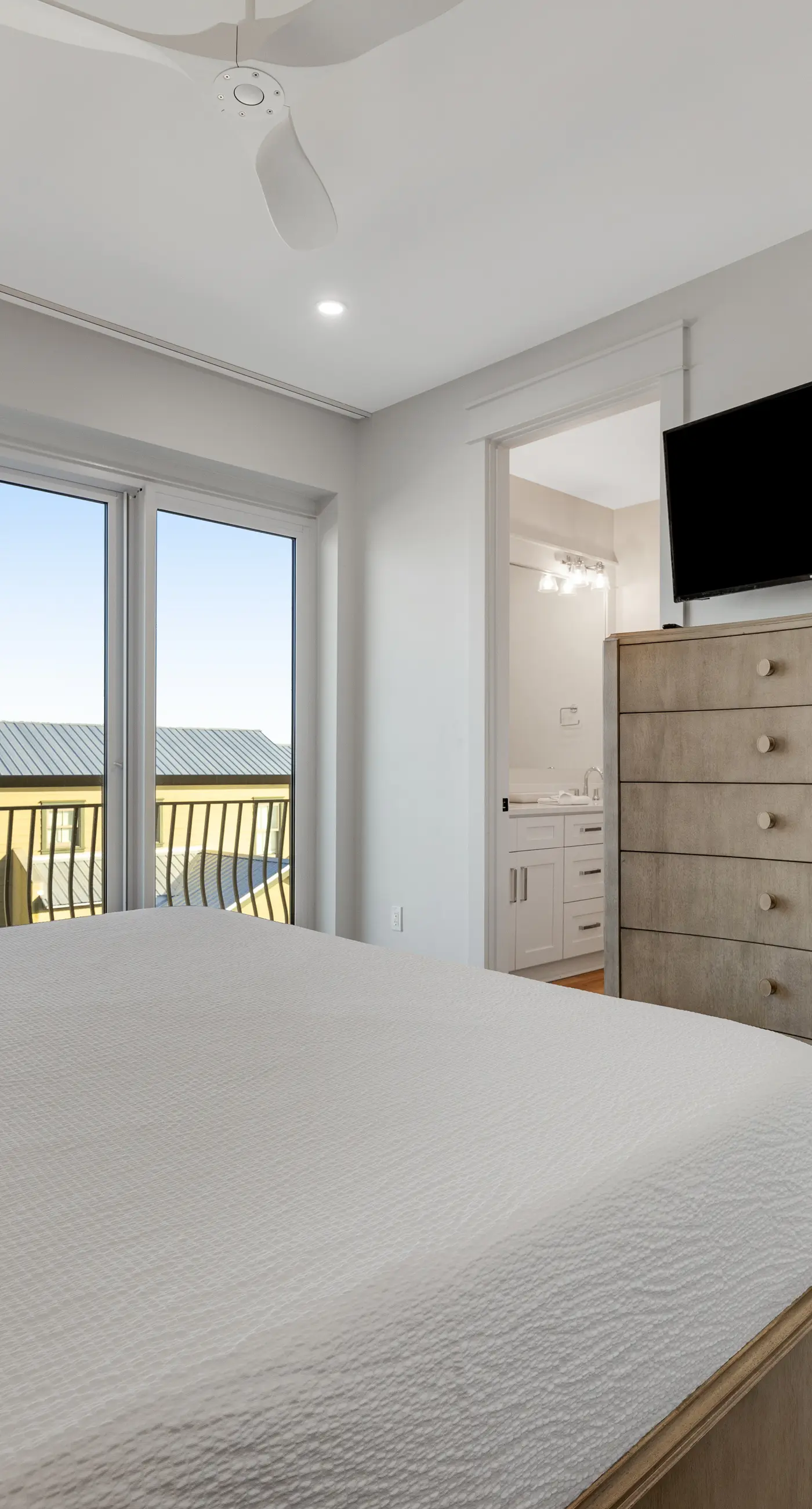 Luxuriously renovated condo with Gulf views, beach access, pool, & hot tub