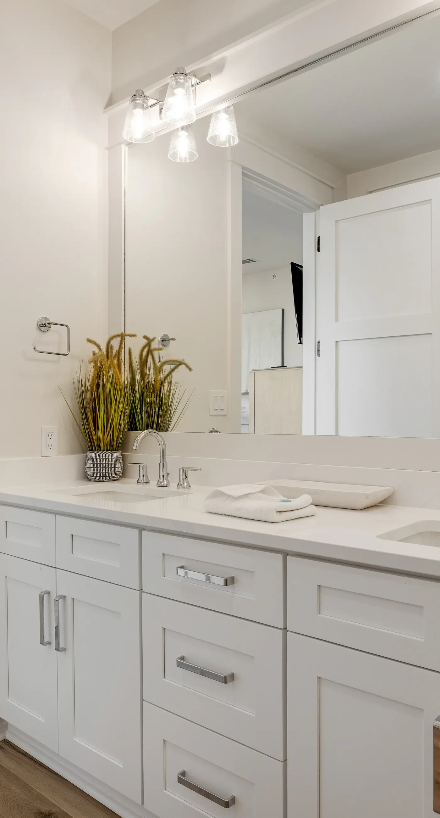 Luxuriously renovated condo with Gulf views, beach access, pool, & hot tub