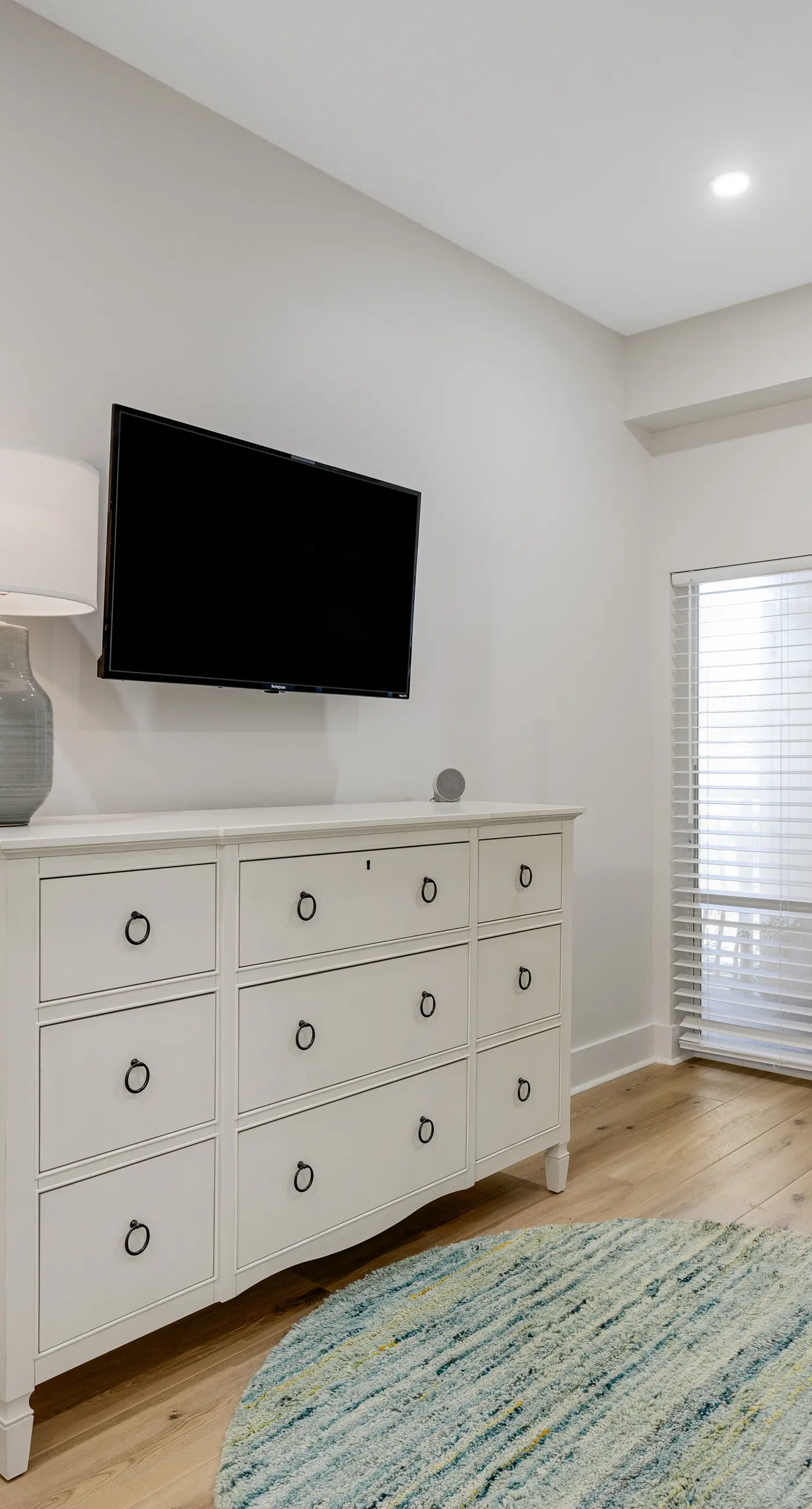 Luxuriously renovated condo with Gulf views, beach access, pool, & hot tub