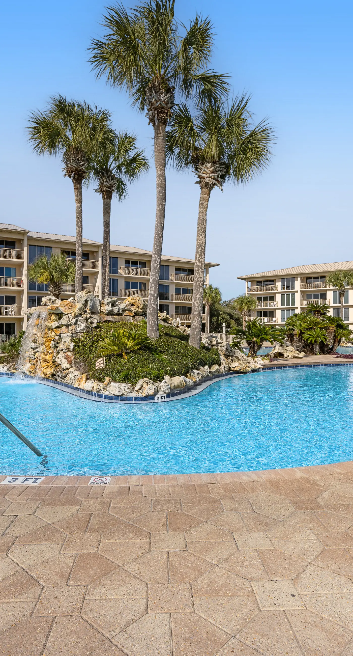 Luxuriously renovated condo with Gulf views, beach access, pool, & hot tub