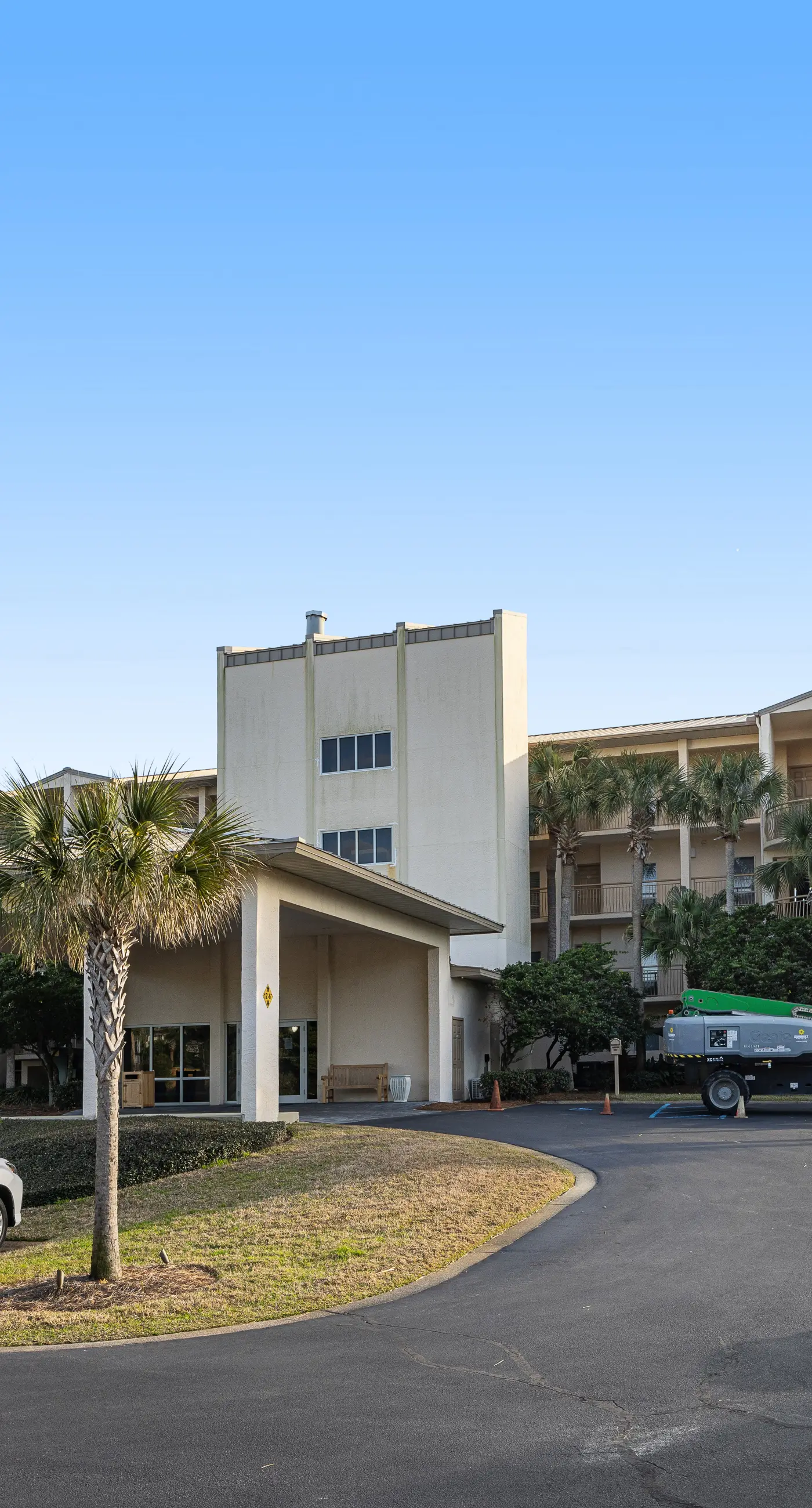 Luxuriously renovated condo with Gulf views, beach access, pool, & hot tub