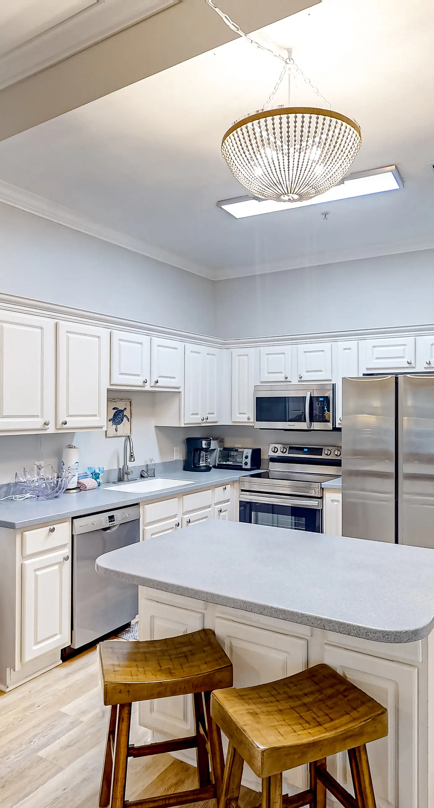 4th-floor condo near the beach with balcony, outdoor pool, elevator, W/D, & AC