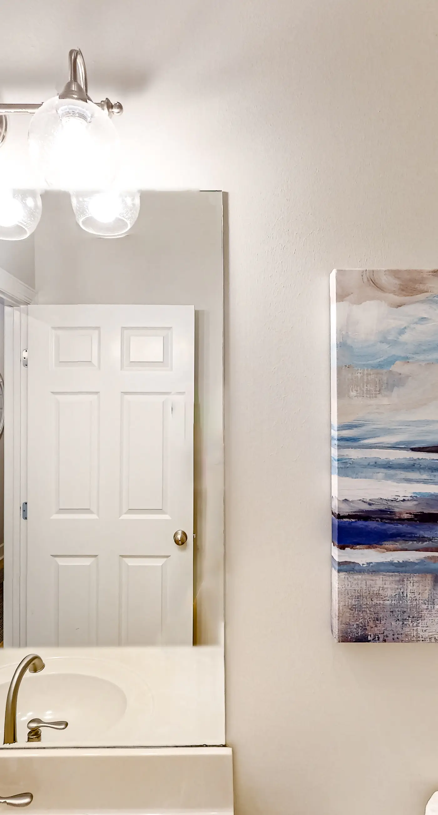 4th-floor condo near the beach with balcony, outdoor pool, elevator, W/D, & AC