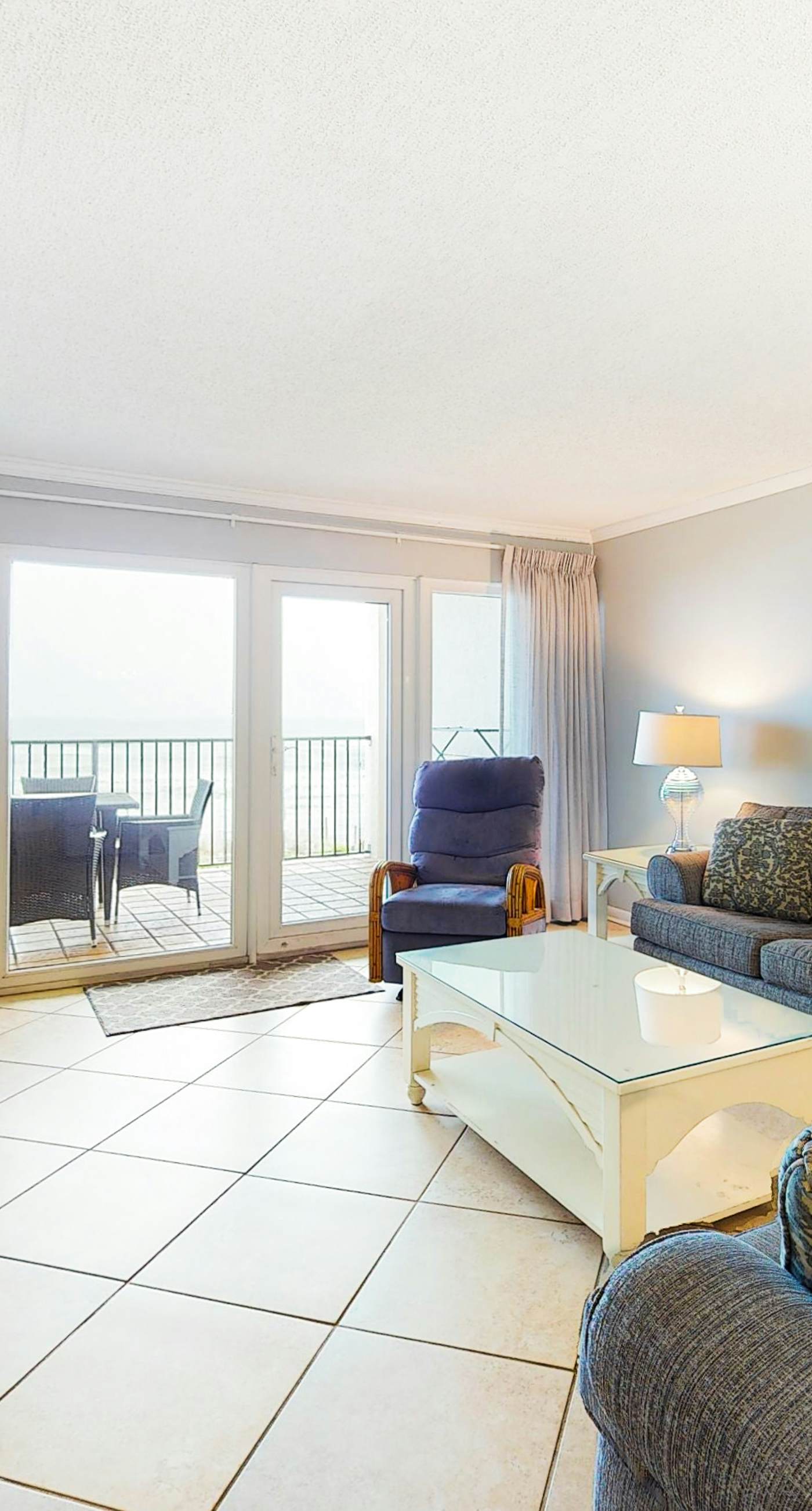 Modern Gulf-front condo with beach setup - close to restaurants