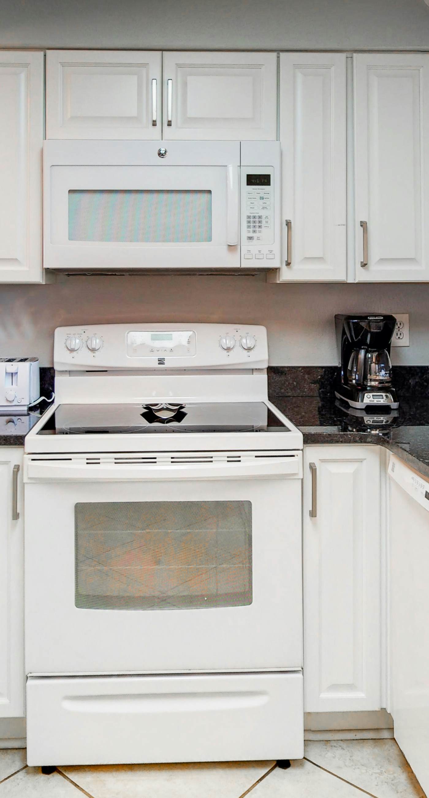 Modern Gulf-front condo with beach setup - close to restaurants