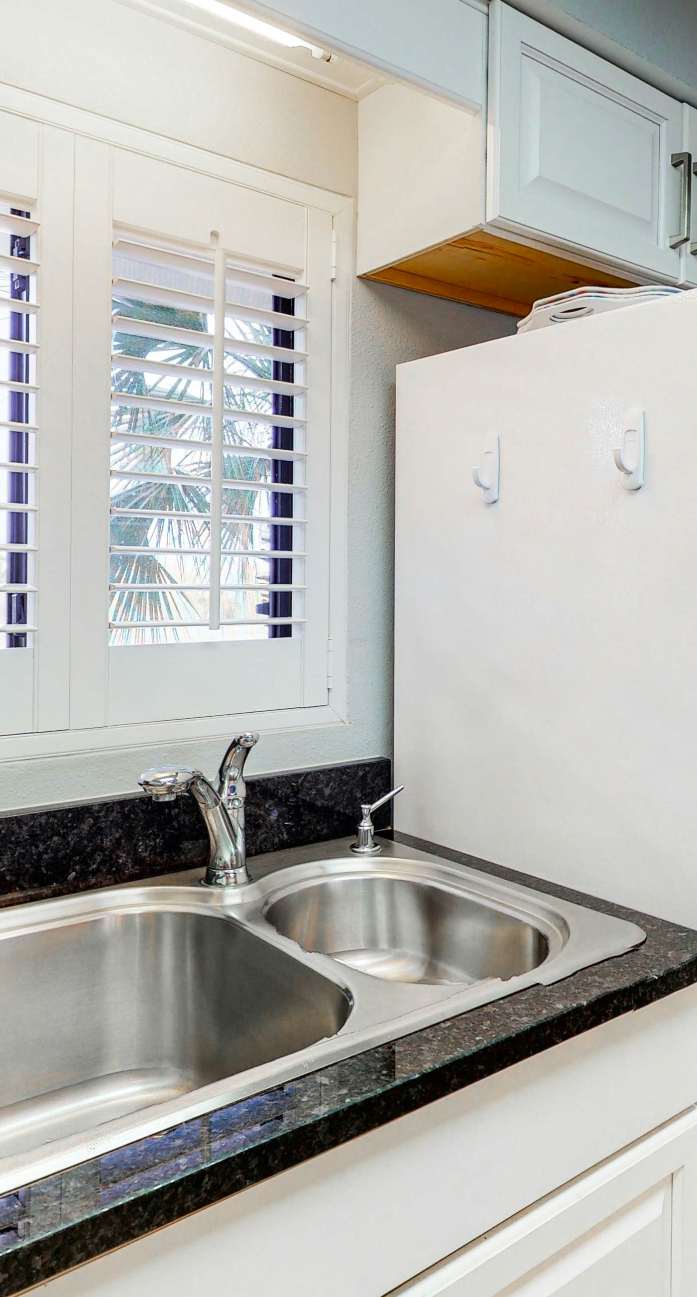 Modern Gulf-front condo with beach setup - close to restaurants