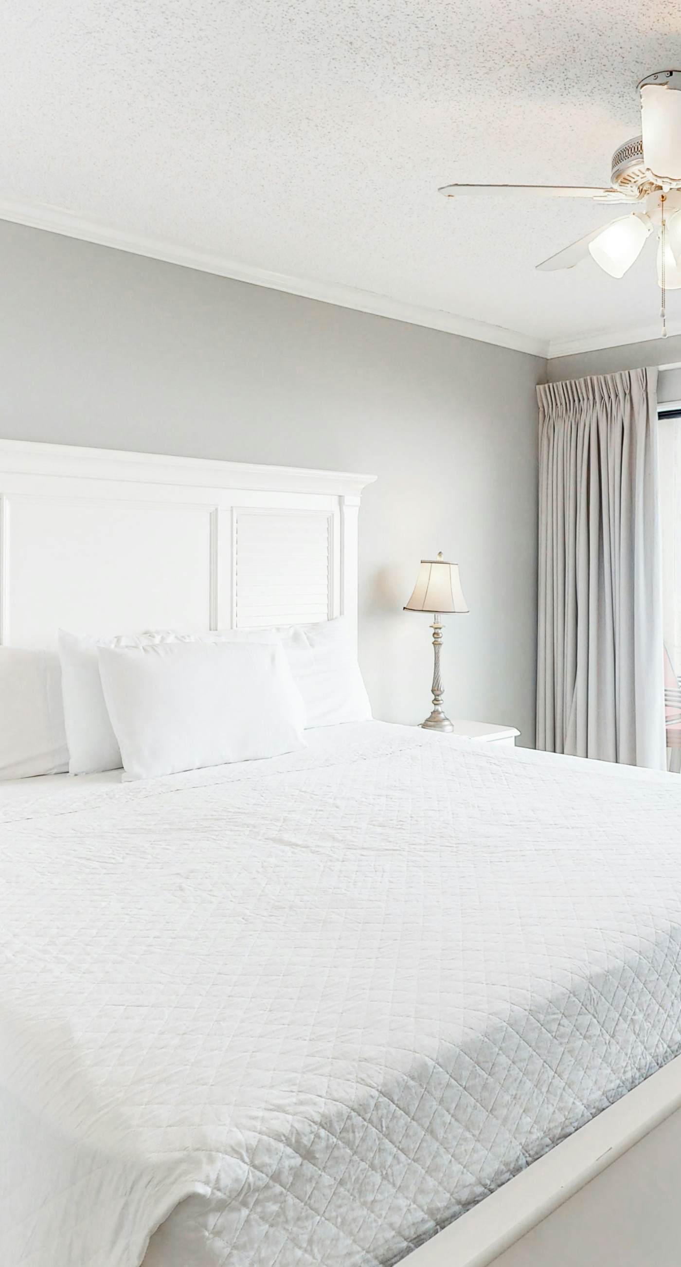 Modern Gulf-front condo with beach setup - close to restaurants