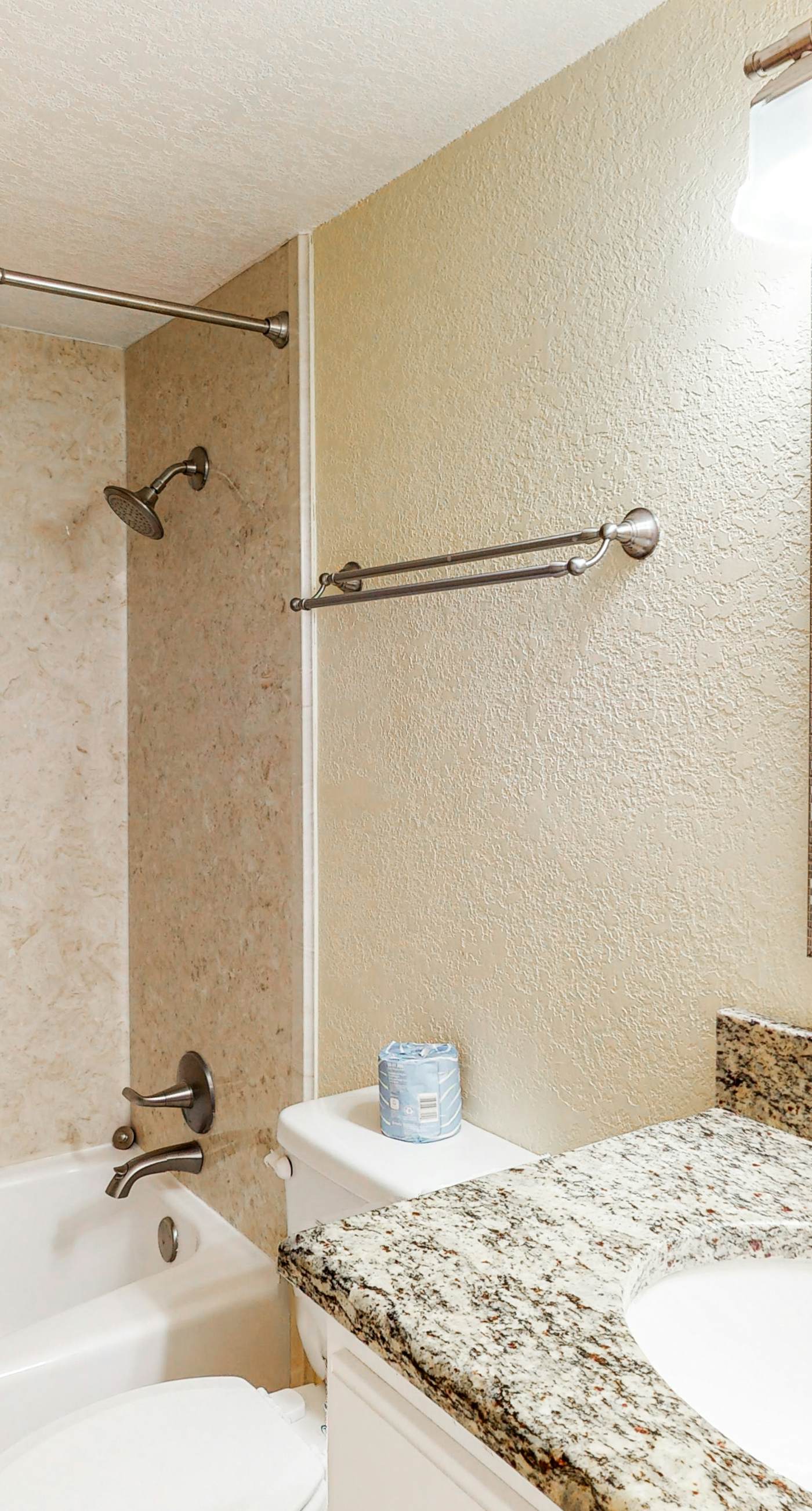 Modern Gulf-front condo with beach setup - close to restaurants