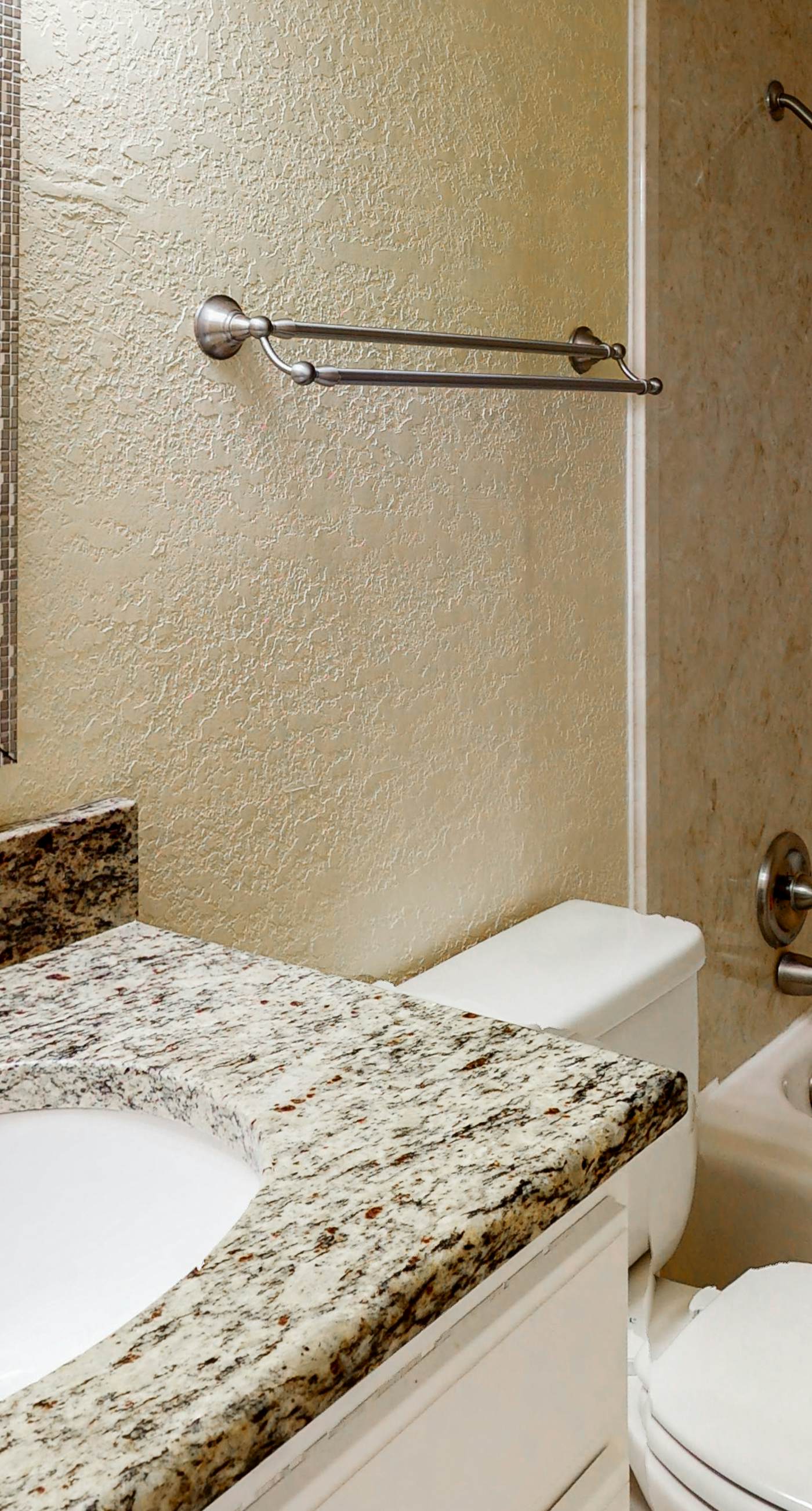 Modern Gulf-front condo with beach setup - close to restaurants