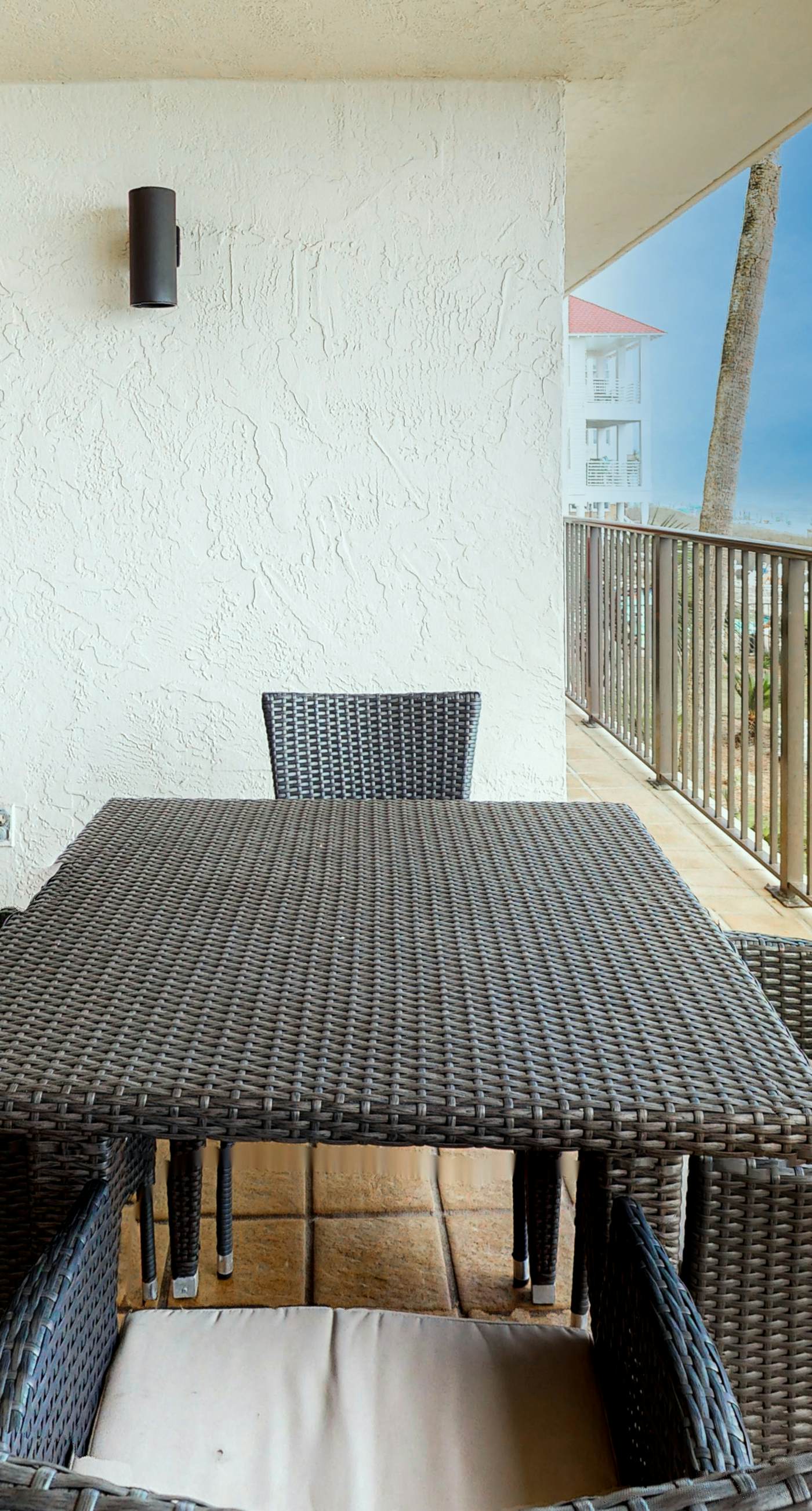 Modern Gulf-front condo with beach setup - close to restaurants