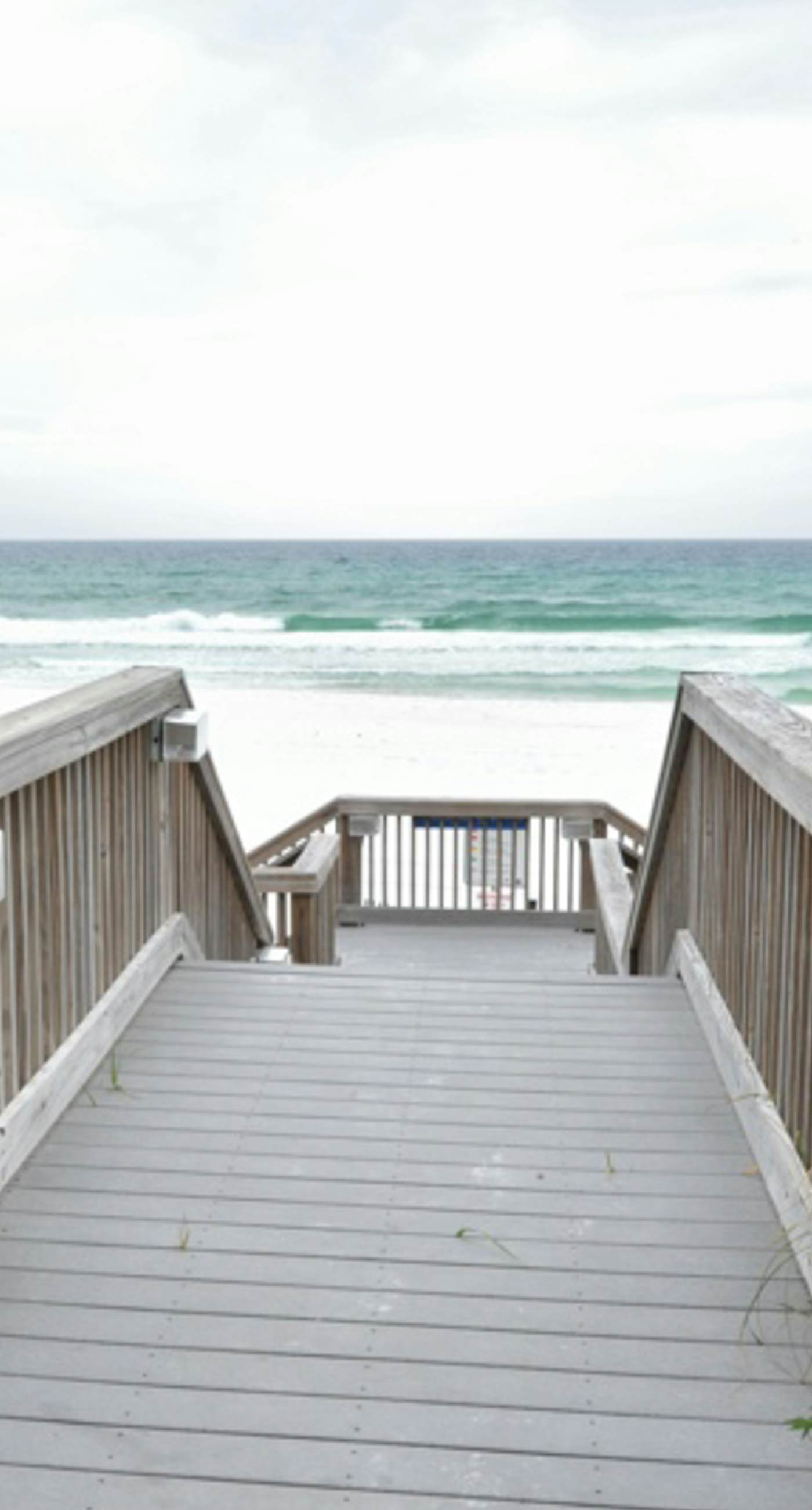 Modern Gulf-front condo with beach setup - close to restaurants