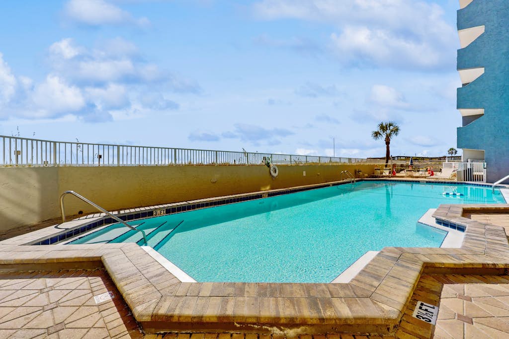 4th-floor, bright, Gulf-front condo with views - close to entertainment