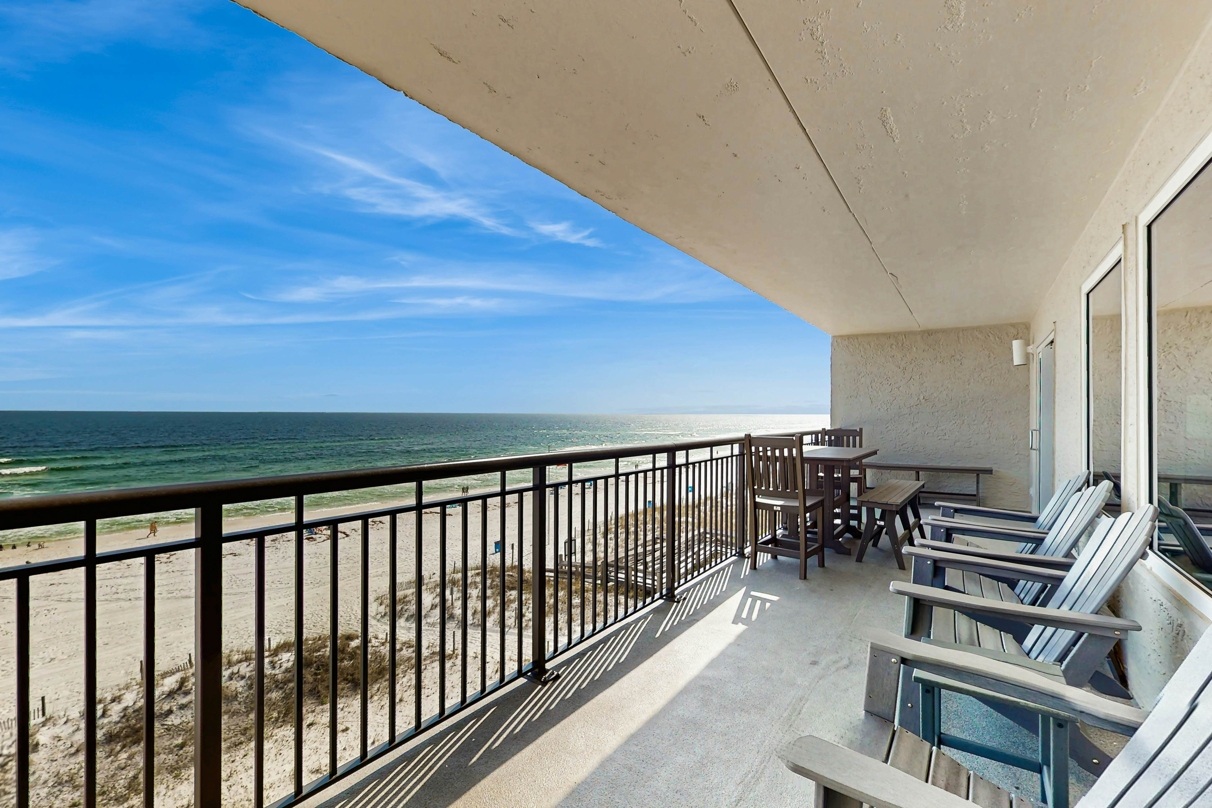 Cozy beachfront condo with beach setup - near shopping!