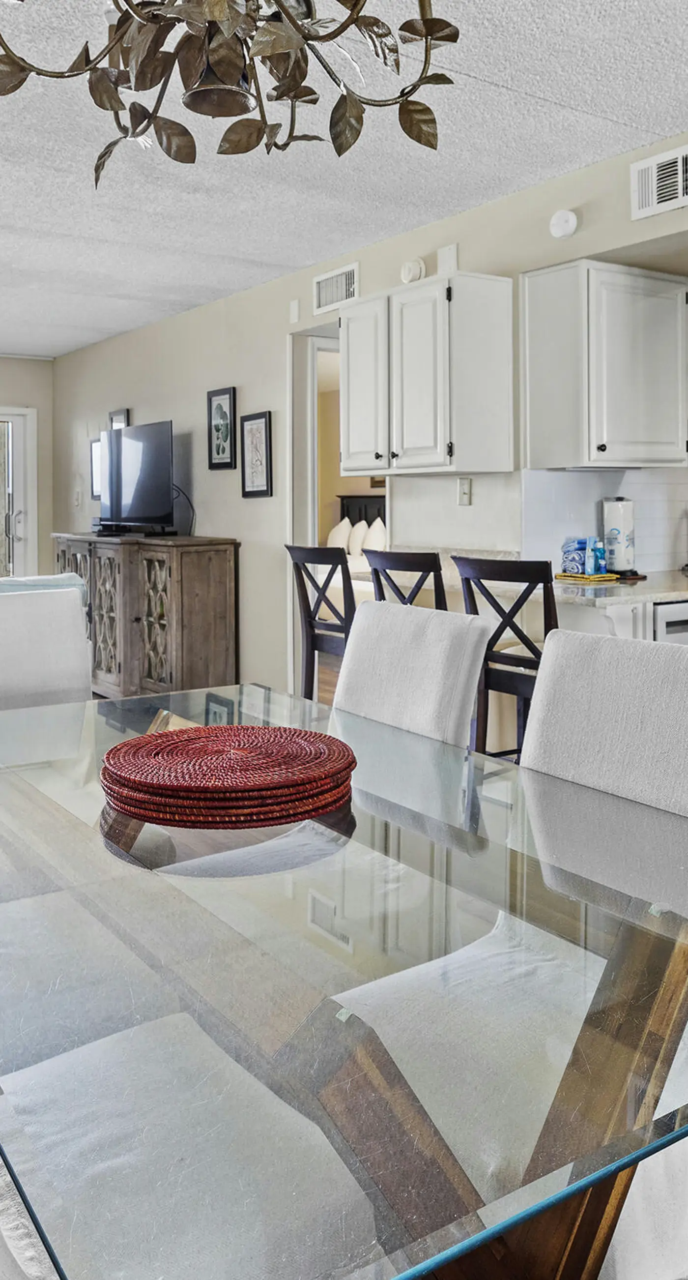 Island Echos 6E  Updated beachfront condo with beach setup & quick drive to entertainment